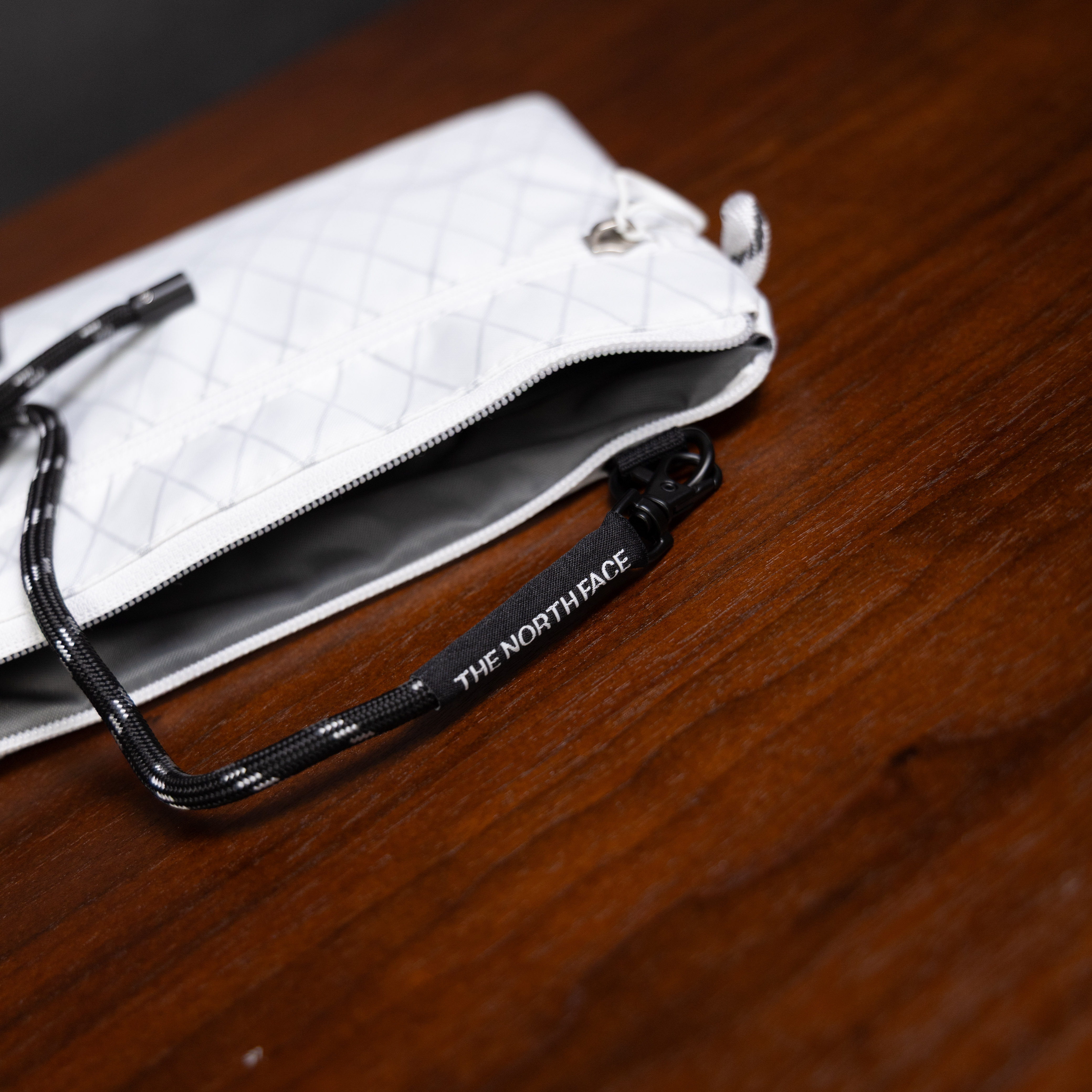 -(E14a05)-THE NORTH FACE LTWT SHDR BAG 北面 防水 線條 單肩包 斜背包-NF0A8DJQ 白色(FN4)/黑色(KX7)