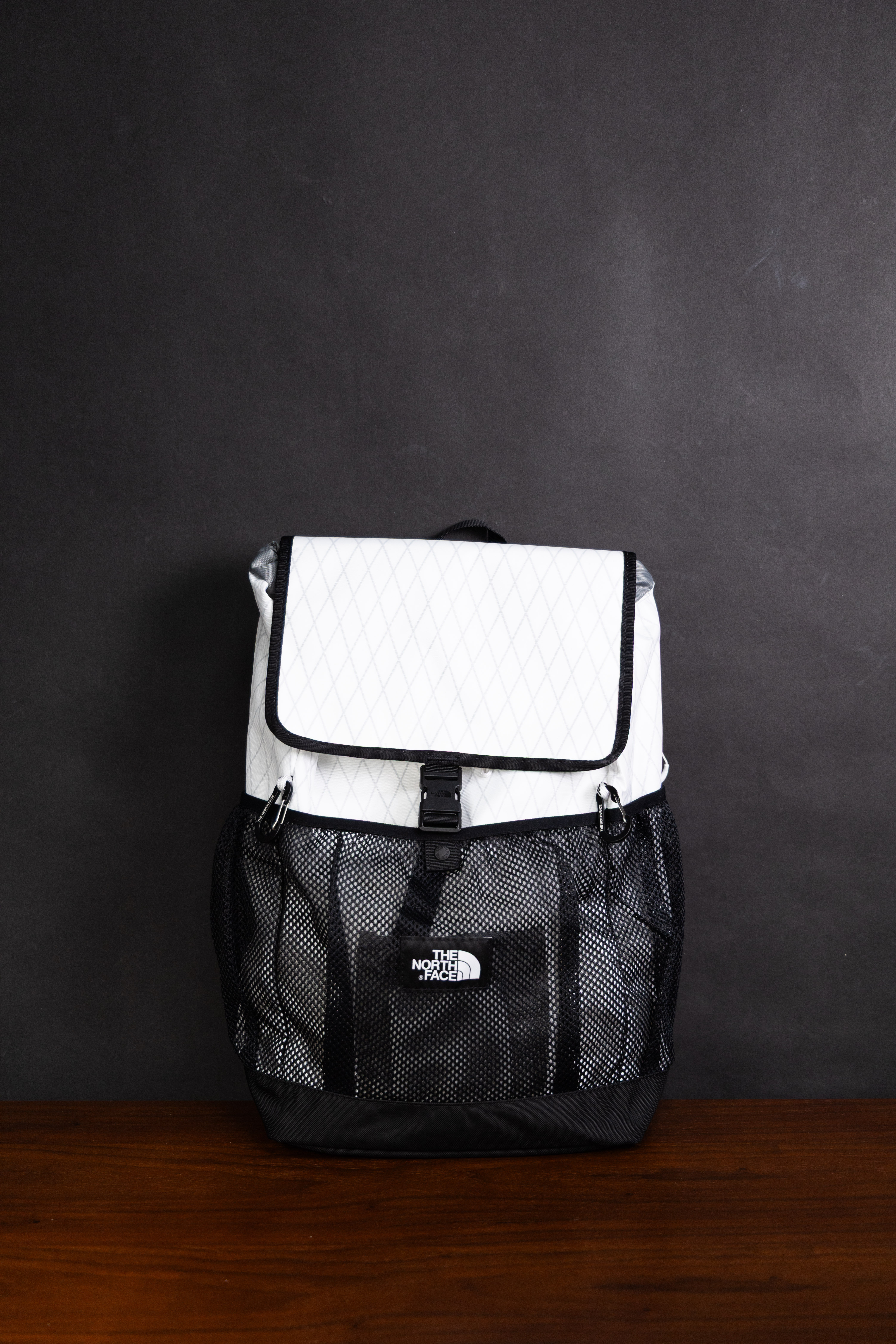 -(E1b)-THE NORTH FACE LTWT DAYPACK 北面 防水 線條 機能後背包 -NF0A8DJK白色(FN4)/黑色(KX7)