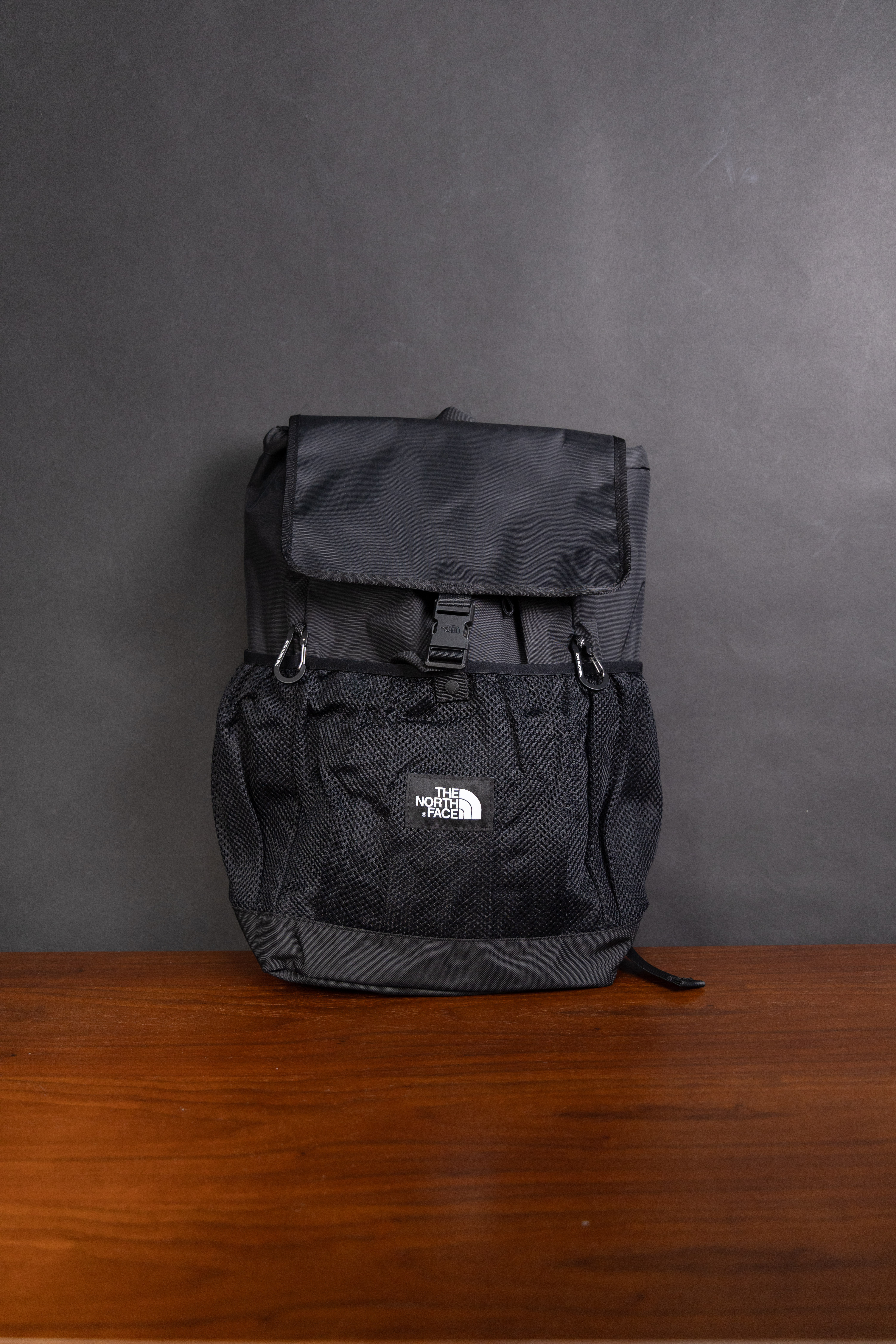 -(E1b)-THE NORTH FACE LTWT DAYPACK 北面 防水 線條 機能後背包 -NF0A8DJK白色(FN4)/黑色(KX7)