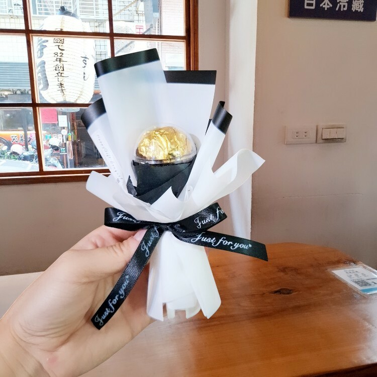 日式餐廳白色單朵金莎小花束,單顆迷你金莎花束,white single Ferrero Rocher small bouquet, mini Ferrero Rocher bouquet