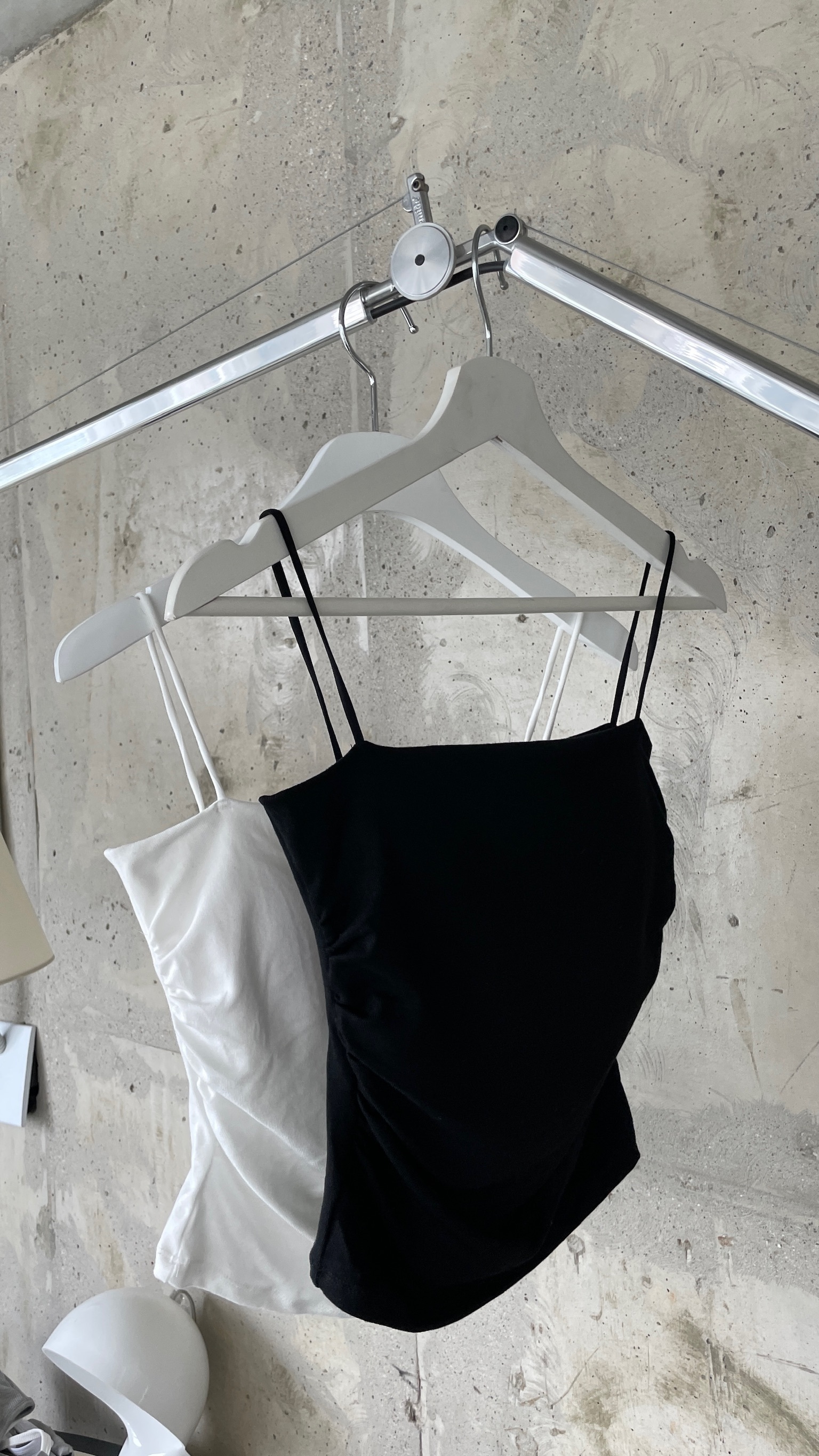 【現貨】K28 首推必買 抓褶細肩bratop (白)