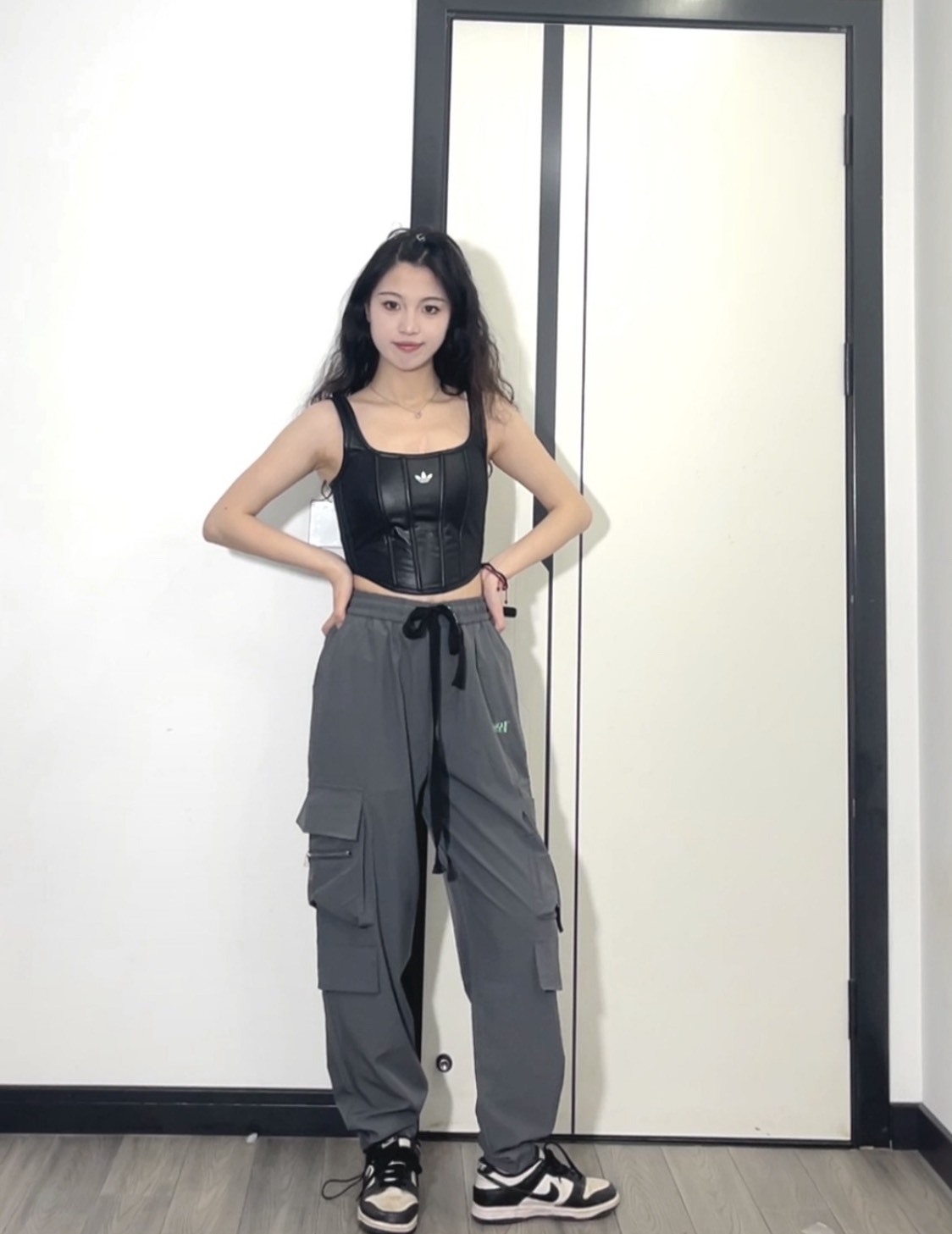 adidas 三葉草Logo純色運動束身背心（女款 黑色）