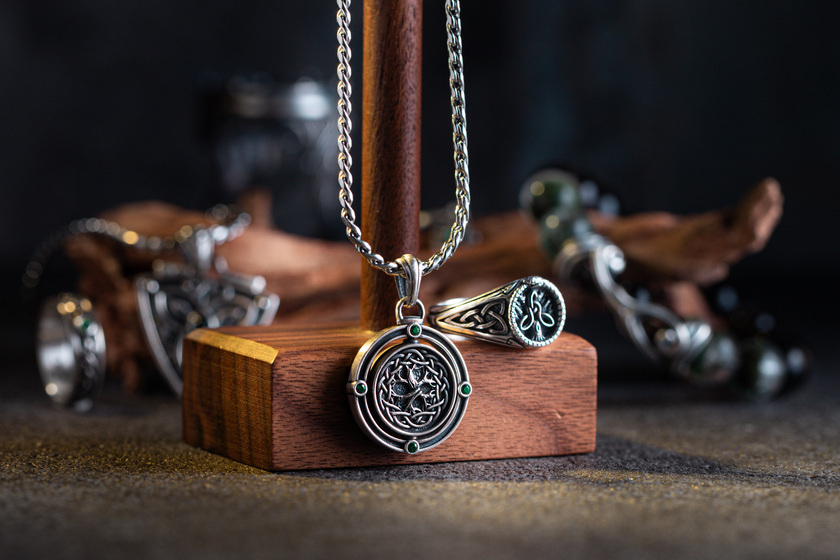 靈識之輪 純銀旋轉墜 The Wheel of Consciousness Pendant，凱爾特結與生命之樹圖騰設計，搭配綠色寶石鑲嵌的純銀吊墜，象徵靈魂流動與覺醒