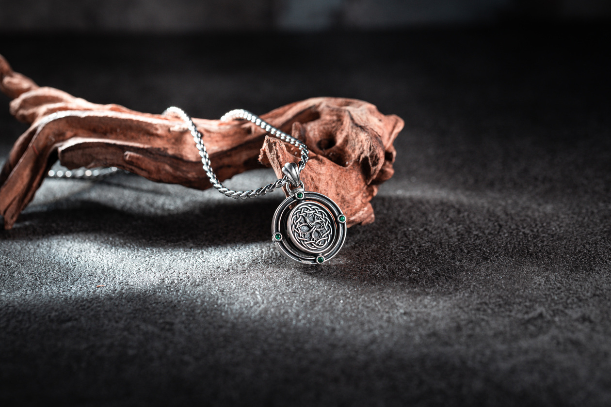 靈識之輪 純銀旋轉墜 The Wheel of Consciousness Pendant，結合凱爾特結與生命之樹設計的圓形銀飾，搭配綠色寶石鑲嵌，象徵靈魂流動、內在轉化與精神覺醒