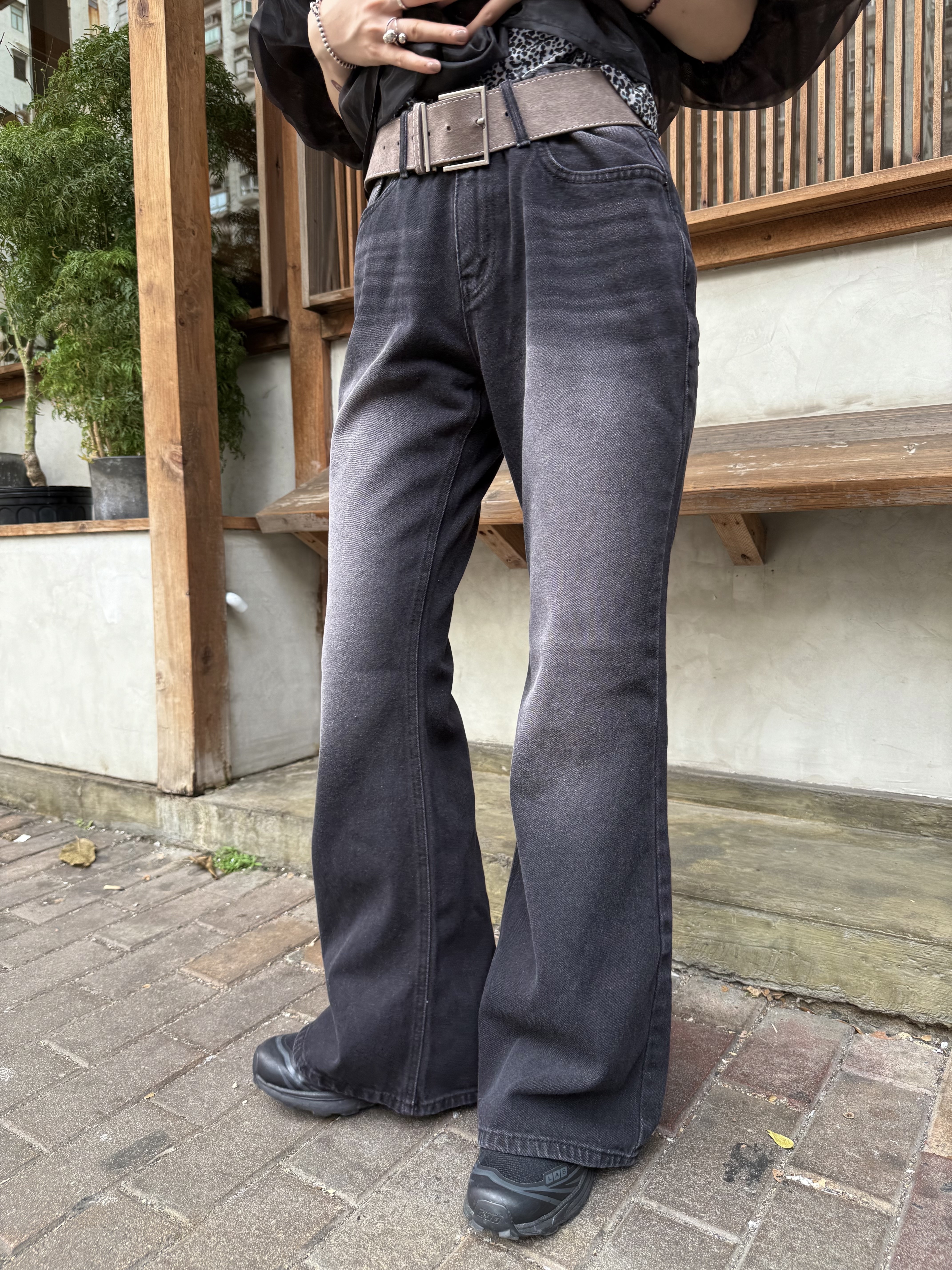 修HIP美腿牛仔喇叭褲