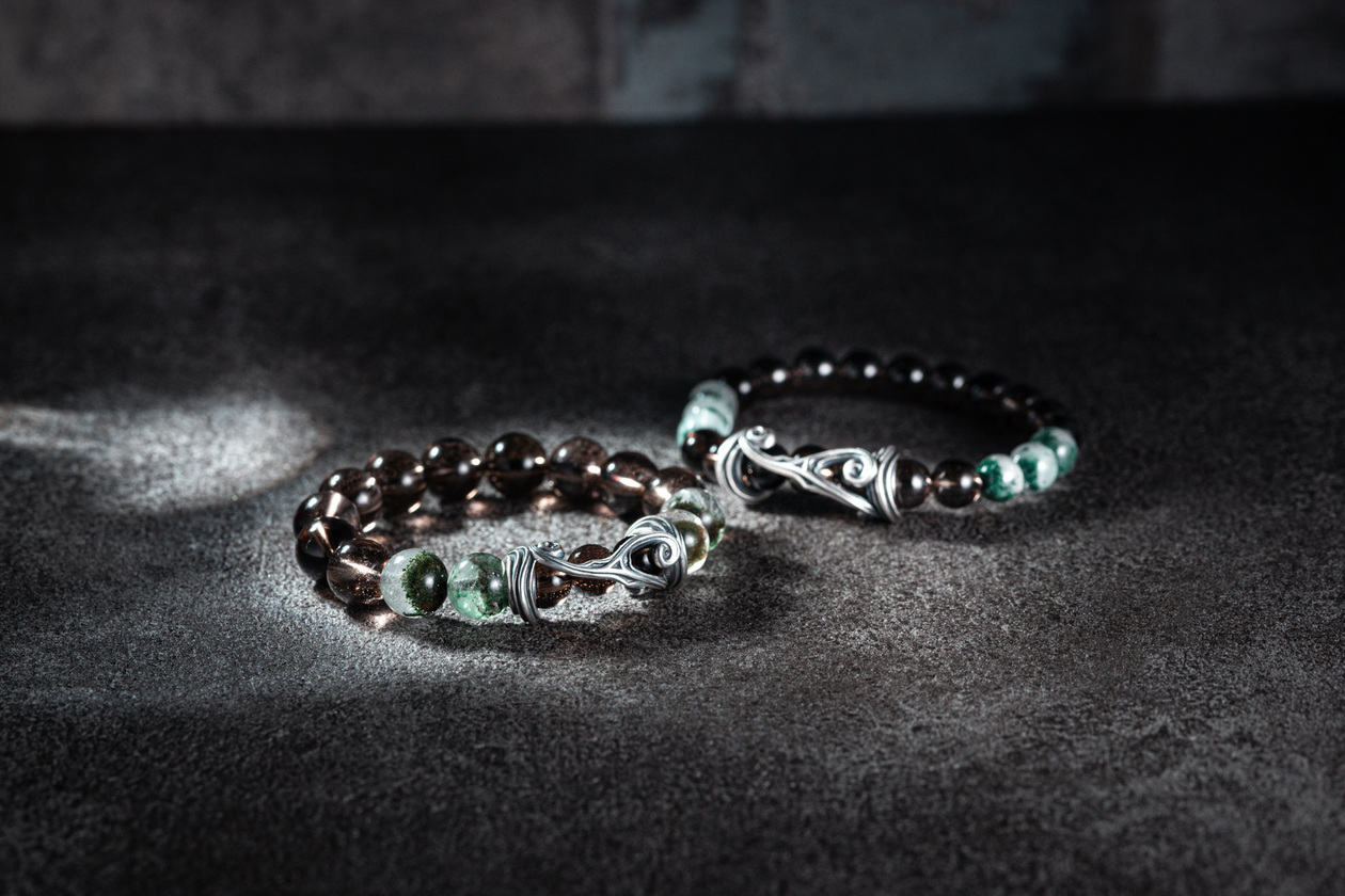 時光螺旋 純銀長珠手串 The Spiral of Time Silver Bracelet，融合凱爾特螺旋結與綠幽靈、茶晶石珠設計，象徵時間流轉與靈魂覺察的靈性銀飾