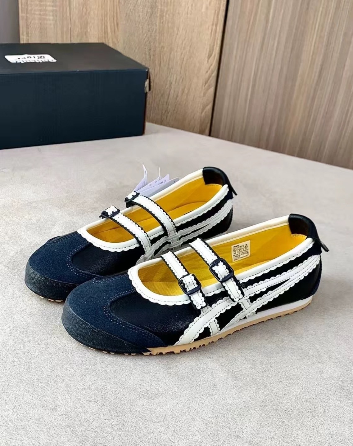 Onitsuka Tiger MEXICO 66 TGRS 黑白時尚低幫休閒鞋（女款）
