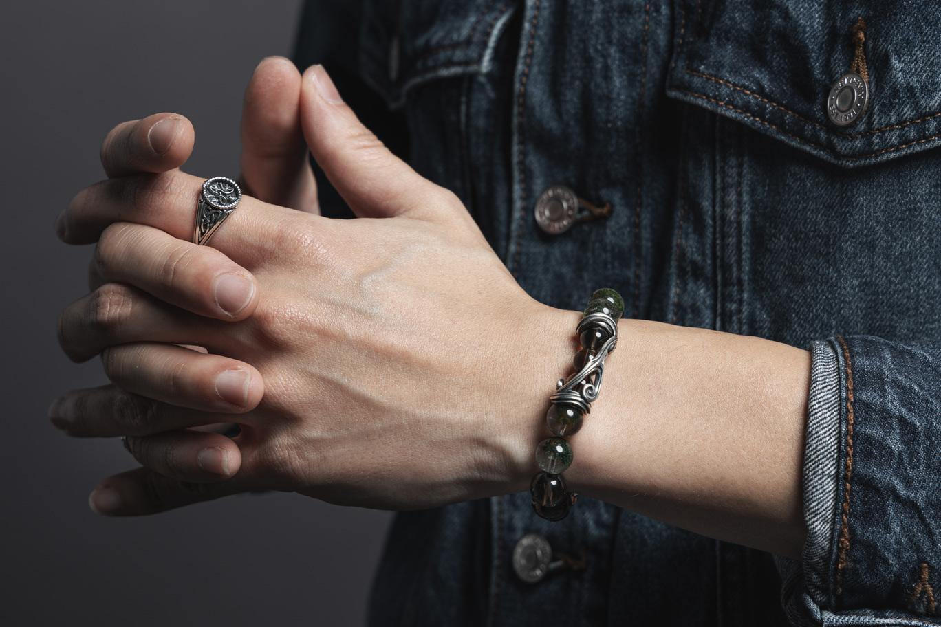 時光螺旋 純銀長珠手串 The Spiral of Time Silver Bracelet，綠幽靈與茶晶石珠搭配凱爾特螺旋結造型銀件，展現靈魂流動與覺察意象的靈性銀飾，圖為牛仔外套風格實戴示範