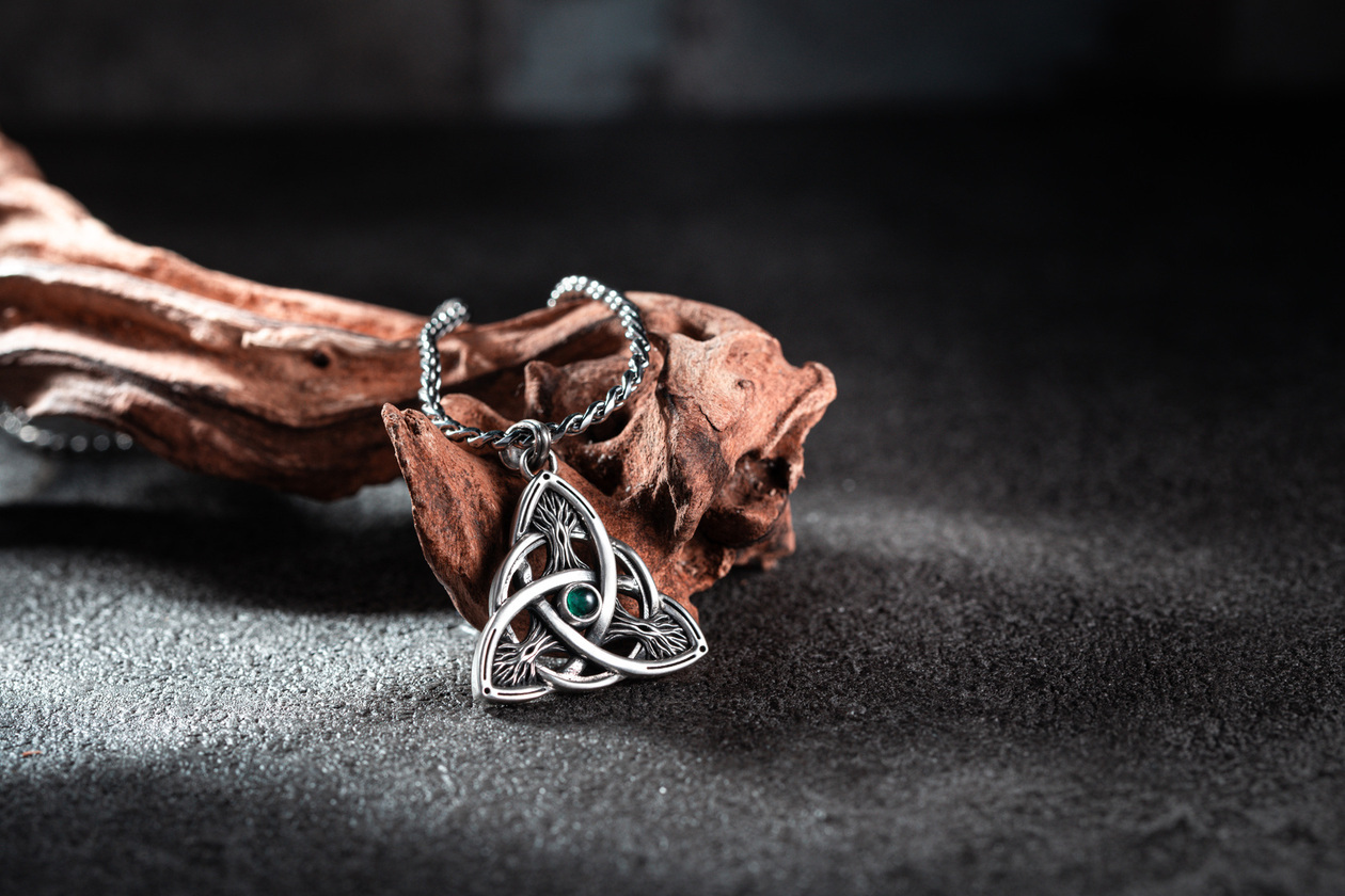 三態‧聖樹純銀吊墜 The Trinity States - Sacred Tree Silver Pendant，融合凱爾特三位一體結與生命之樹圖騰，中央深綠寶石如宇宙星雲般閃耀，純銀線條交錯編織時間與靈魂三態，象徵宇宙記憶與靈性循環