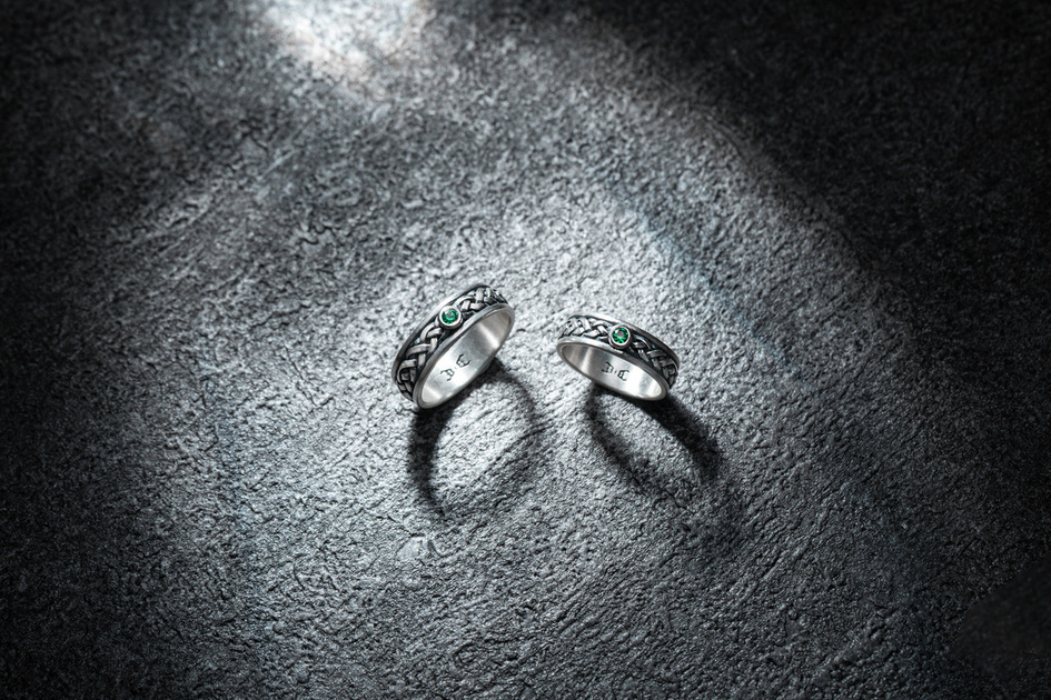 交錯之境 純銀戒指（尾戒）The Realm of Interwoven Paths Silver Ring，結合凱爾特風格編織紋與綠寶石設計，象徵命運與靈魂交錯的象徵性純銀尾戒，圖為雙戒組合擺拍於質感石板背景上，展現平衡與連結的意象