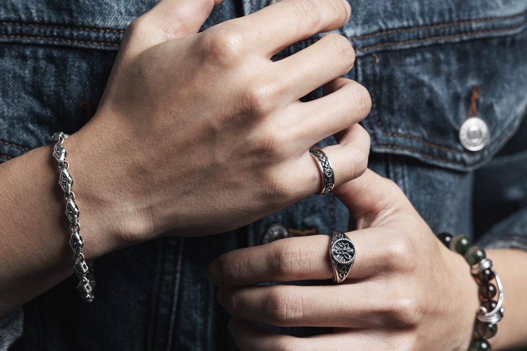 交錯之境 純銀戒指（尾戒）The Realm of Interwoven Paths Silver Ring，凱爾特風格編織紋結合中央綠寶石設計，象徵靈魂交錯與命運連結的純銀尾戒，圖為自然光線下的手部佩戴示範，展現簡約而充滿象徵性的靈性飾品