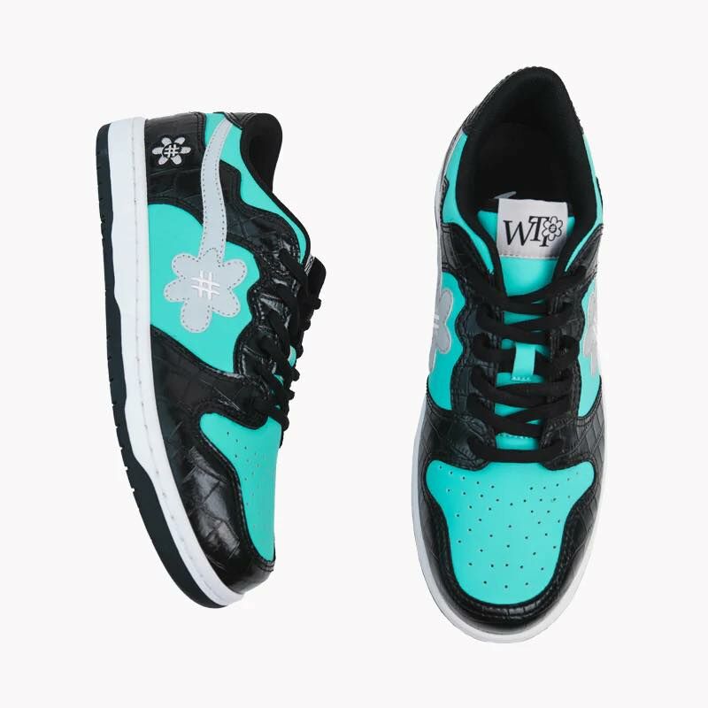 Water the plant  日本小花鞋 black tiffany