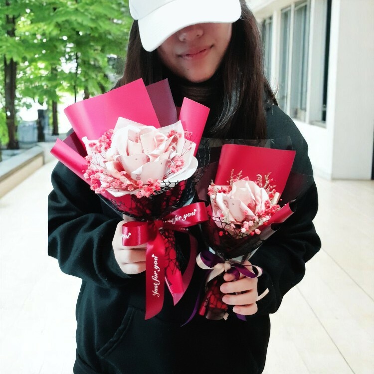紅色單朵玫瑰3張6張鈔票花束,有錢花束,Red single rose bouquet of 3 and 6 banknotes, money bouquet