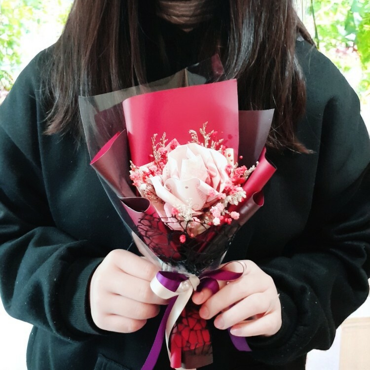 紅色玫瑰3張鈔票花束,有錢花束,Red single rose bouquet of  6 banknotes, money bouquet