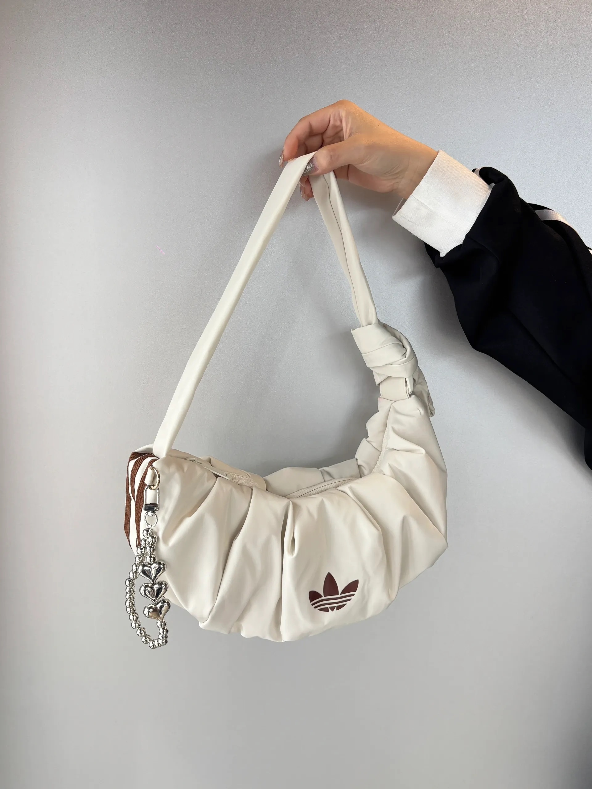 ADIDAS 泰奶色系 焦糖色 米白色 棕色 皺摺牛角包 手提包 斜背包 肩背包 可調節 三葉草 KA9272 KA9267 / 現貨