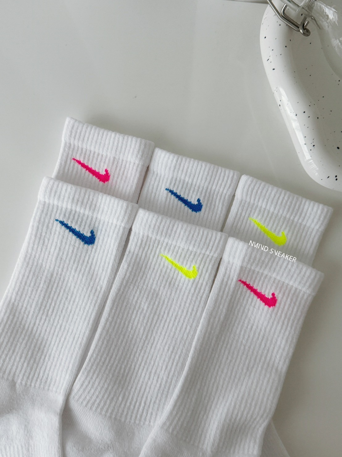 <快速出貨> Nike 螢光logo 中筒襪