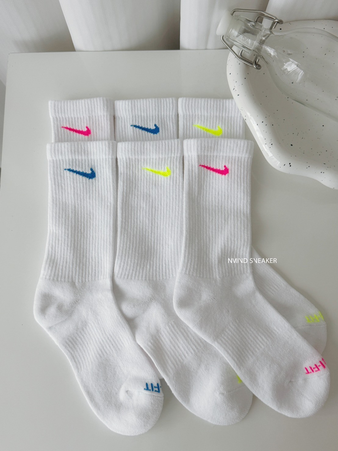 <快速出貨> Nike 螢光logo 中筒襪