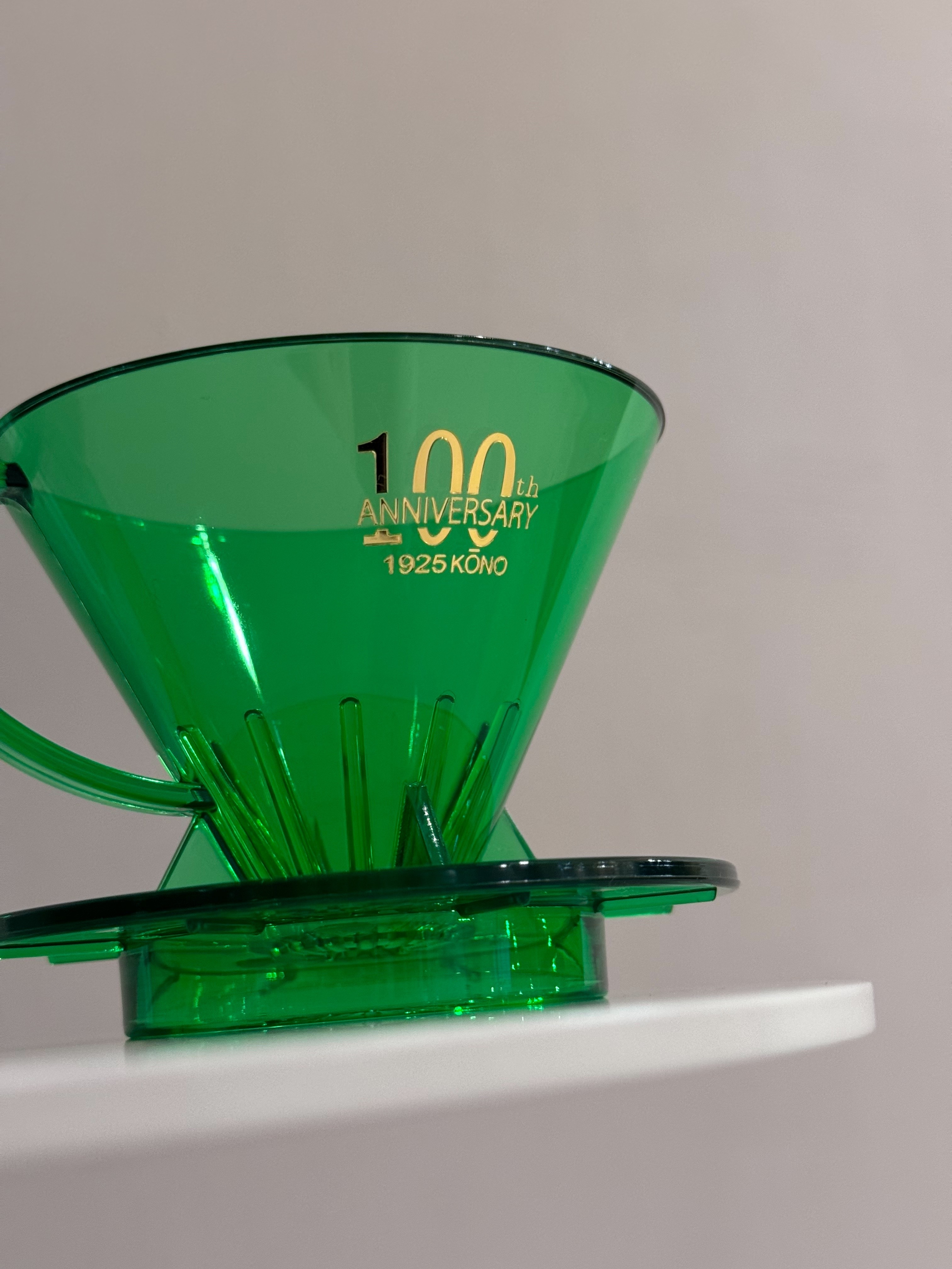 緑彩龍文盃 A yellow-ground green-enamelled 'dragon' bowl, Mark and