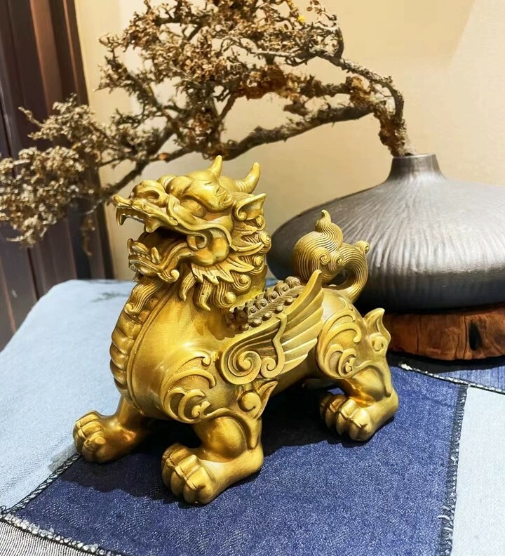 雙角金色貔貅銅雕，常用於風水招財與鎮宅擺設