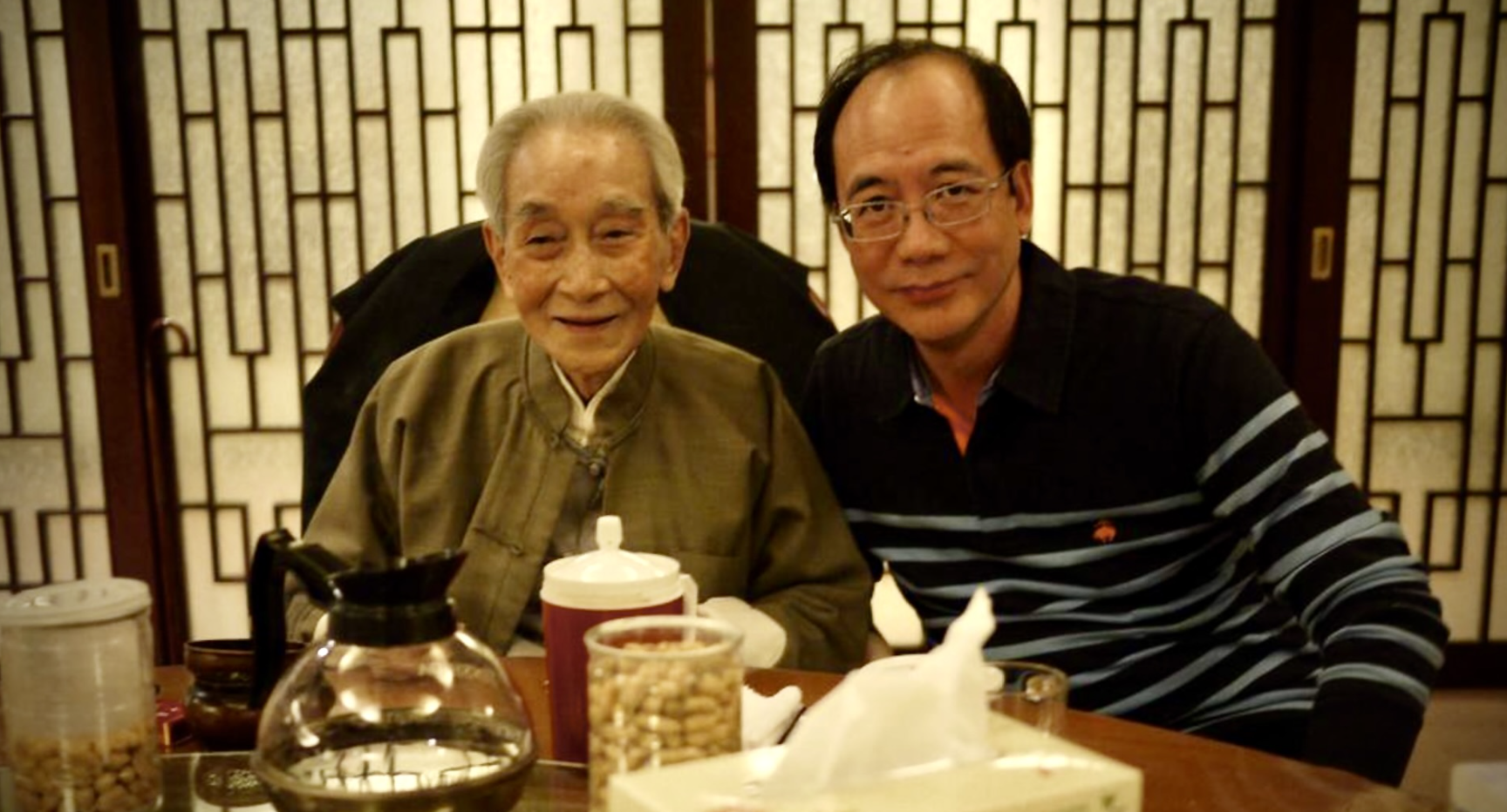 作者與南懷瑾（圖左）合照，2010年攝於太湖大學堂