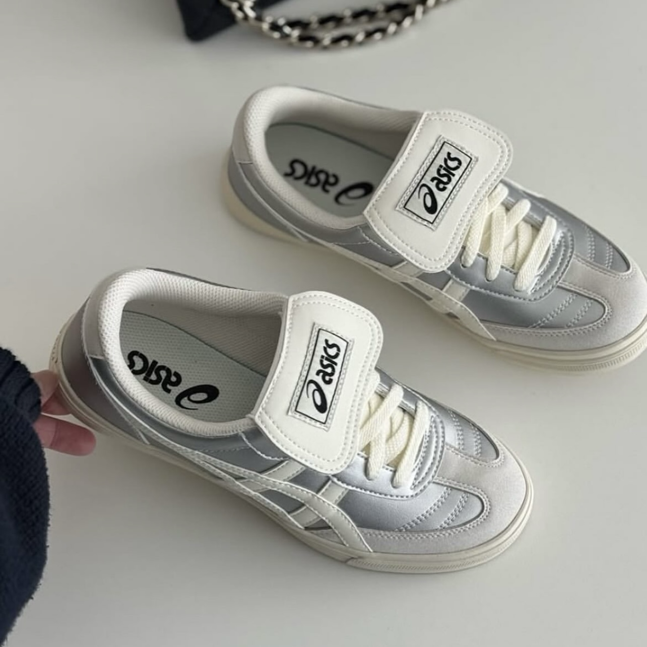 ASICS 亞瑟士 AARON 2.0 液態銀色 奶油底 翻蓋鞋舌 小銀鞋 1203A720-020