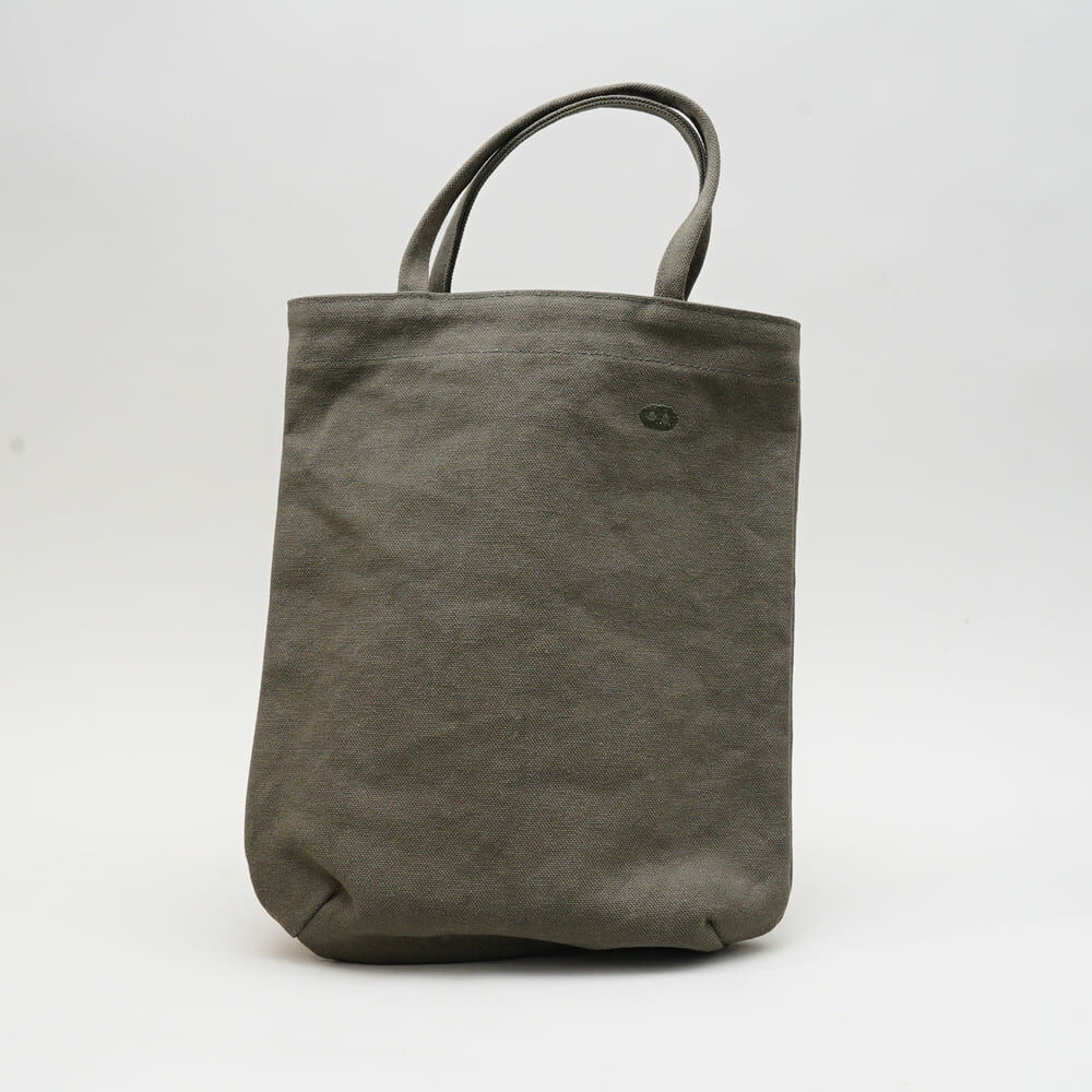 甘單小包軍綠帆布手提包正面展示，小巧圓弧剪裁，適合日常外出使用