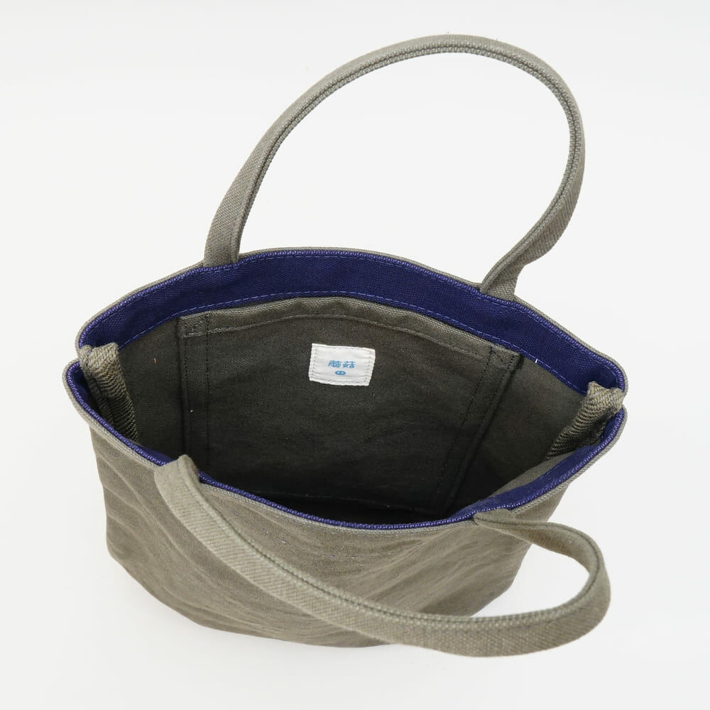 甘單小包軍綠帆布手提包正面展示，小巧圓弧剪裁，適合日常外出使用