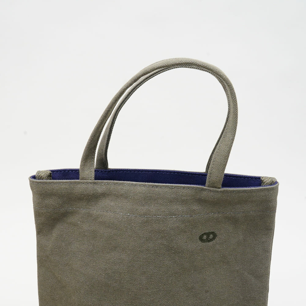 甘單小包軍綠帆布手提包正面展示，小巧圓弧剪裁，適合日常外出使用