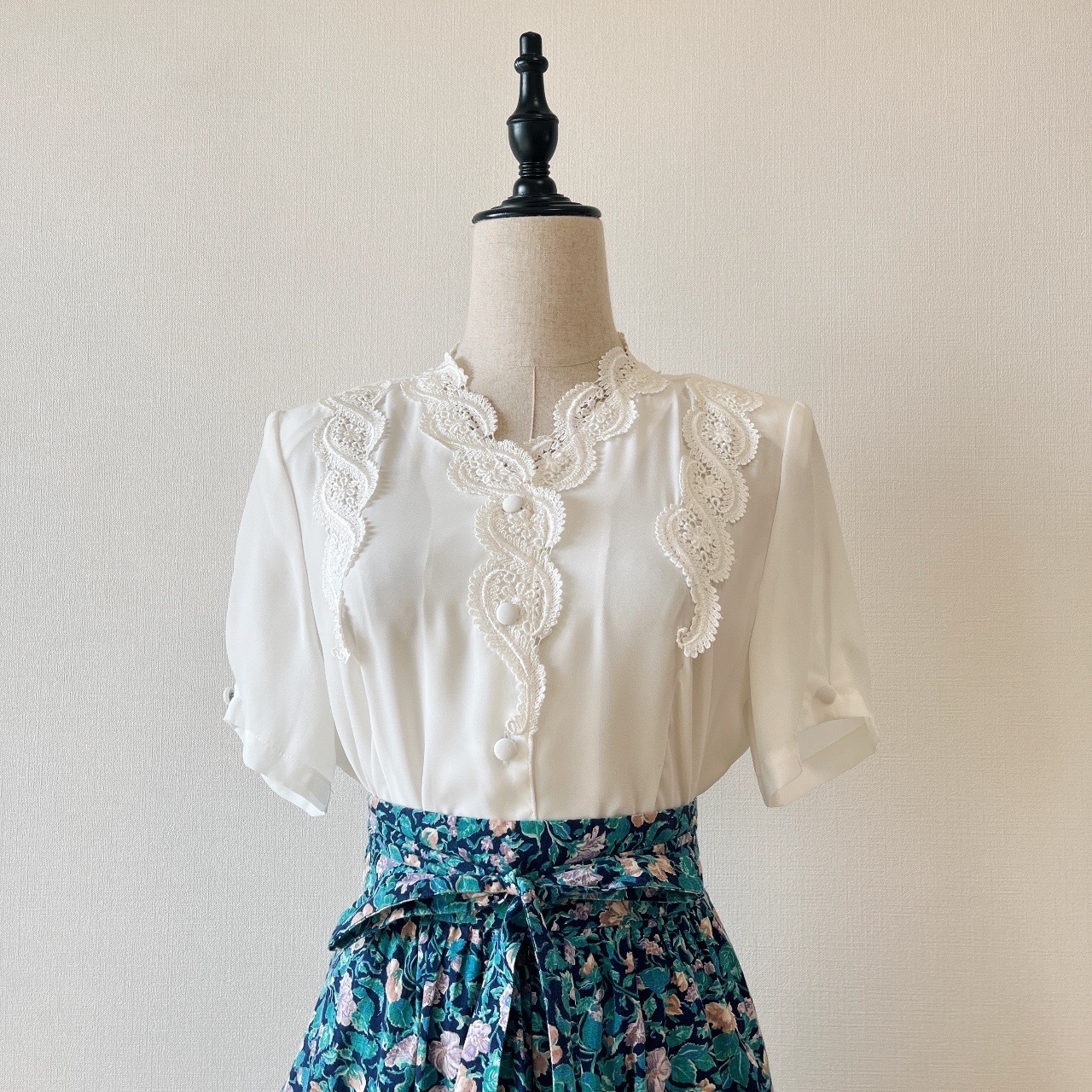 日本製白色短袖刺繡上衣