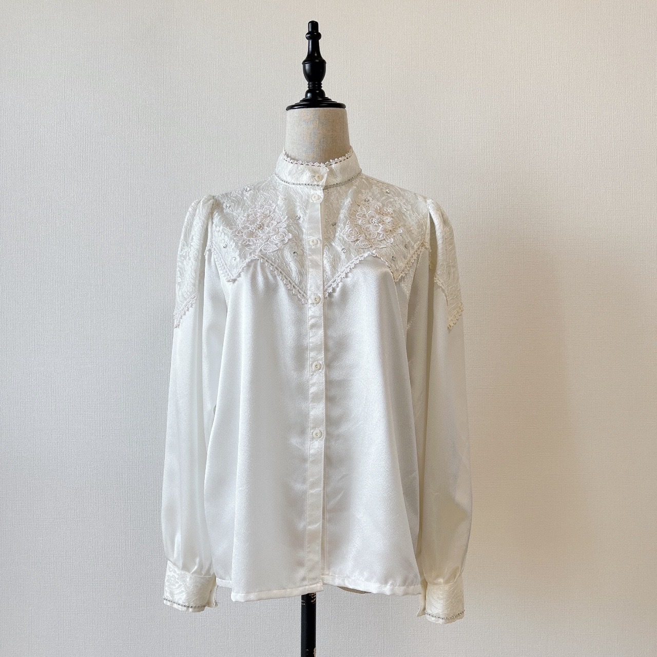 象牙白色高貴珠片及喱士古著上衣