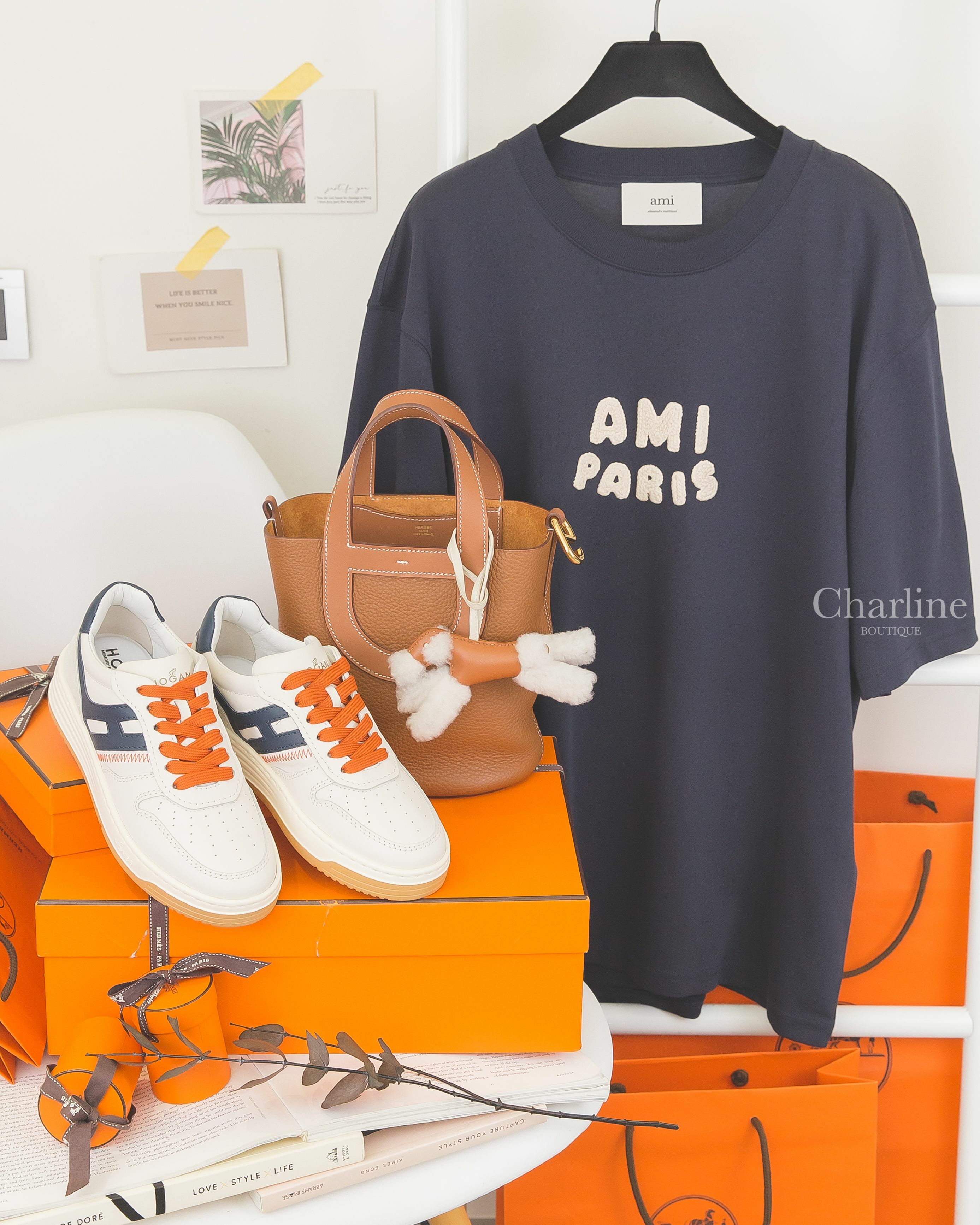 Hermès In The Loop 18cm 焦糖色金釦,Hermès Budy Charm 焦糖色/奶昔白羊毛獵狐梗犬吊飾,Ami Paris 海軍藍奶油白編織立體字母短袖棉T-Charline Boutique 精品代購