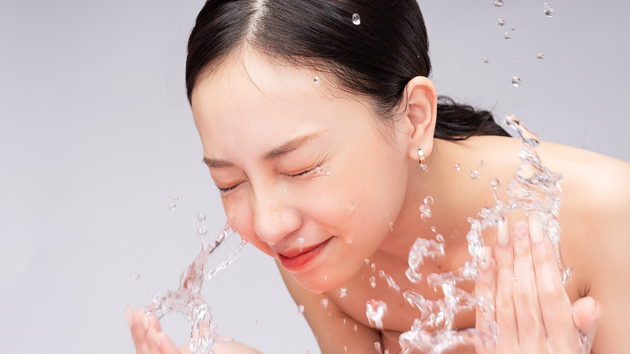 使用接近體溫的溫涼水，溫和地清潔肌膚表面，而非強力刺激
