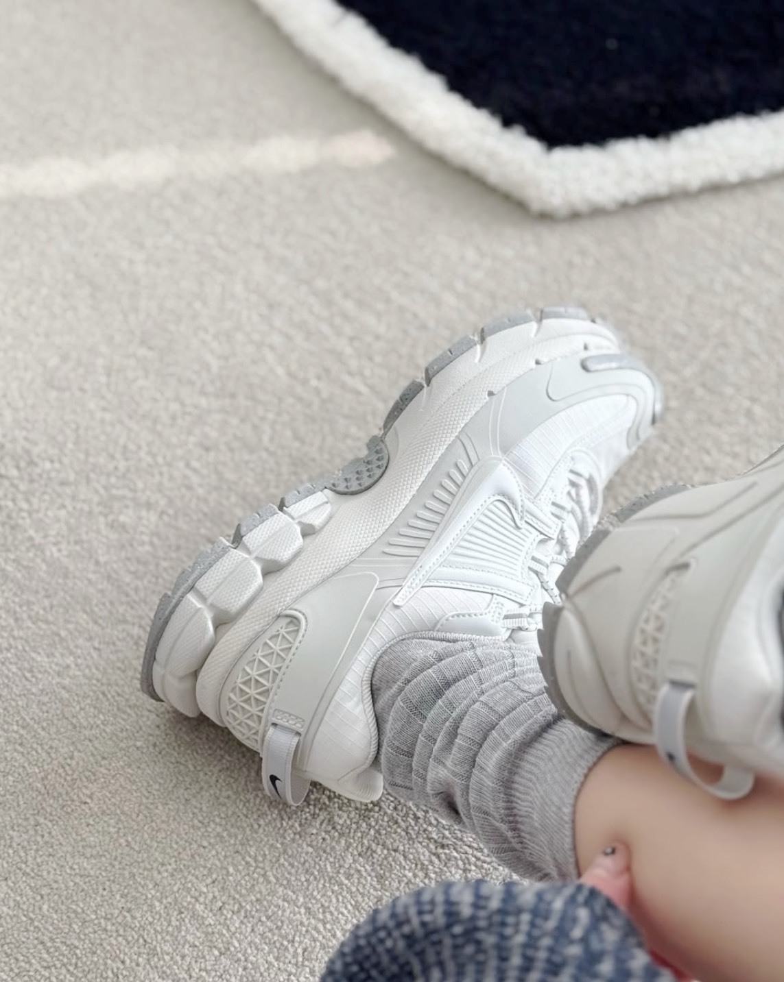 NIKE ZOOM VOMERO ROAM 灰白