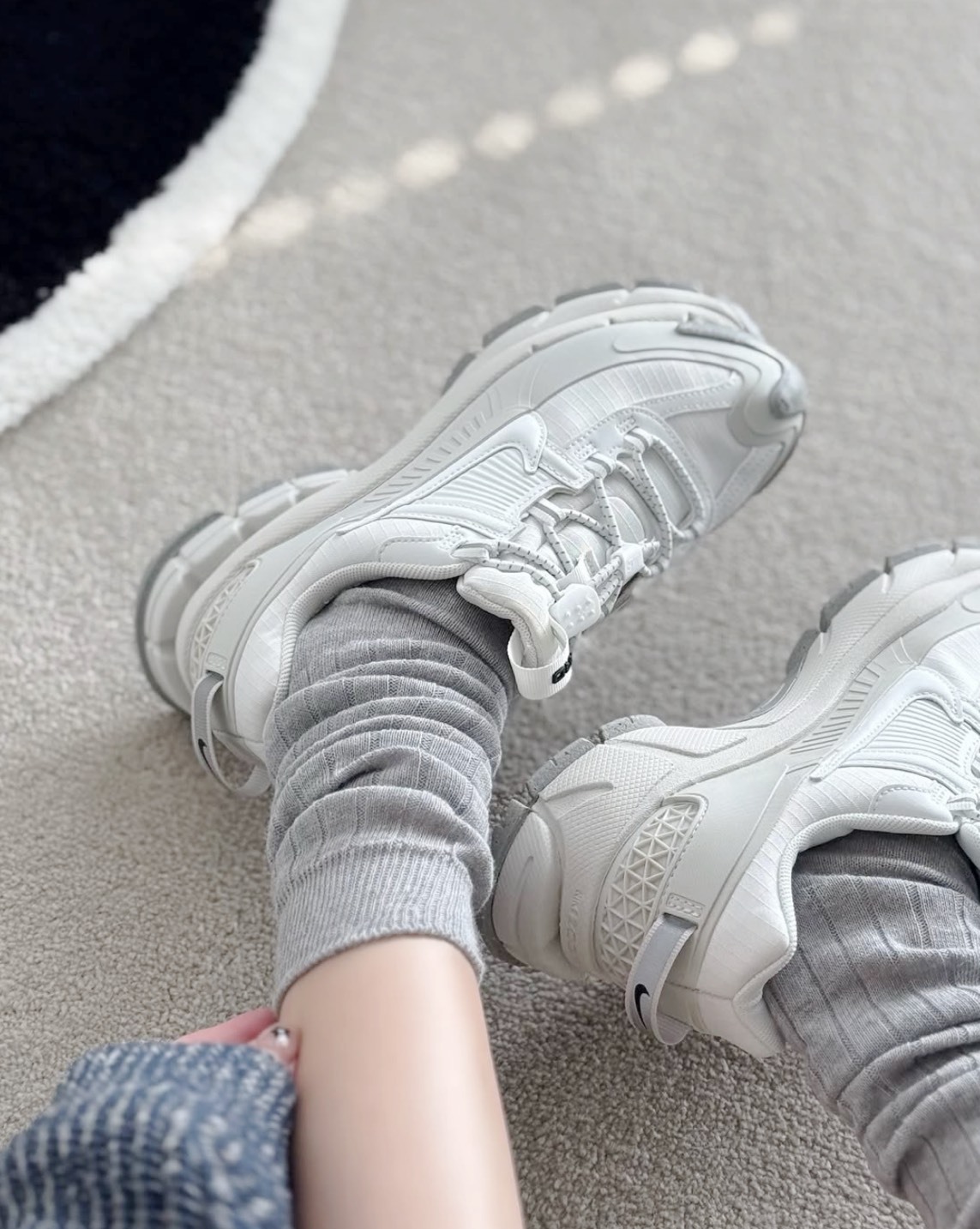 NIKE ZOOM VOMERO ROAM 灰白