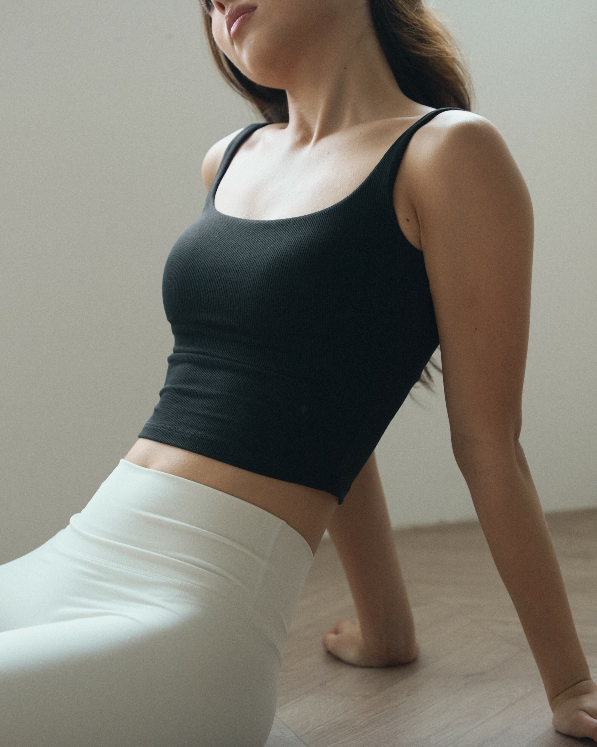 莫代爾羅紋裸感Bra長版背心-黑色