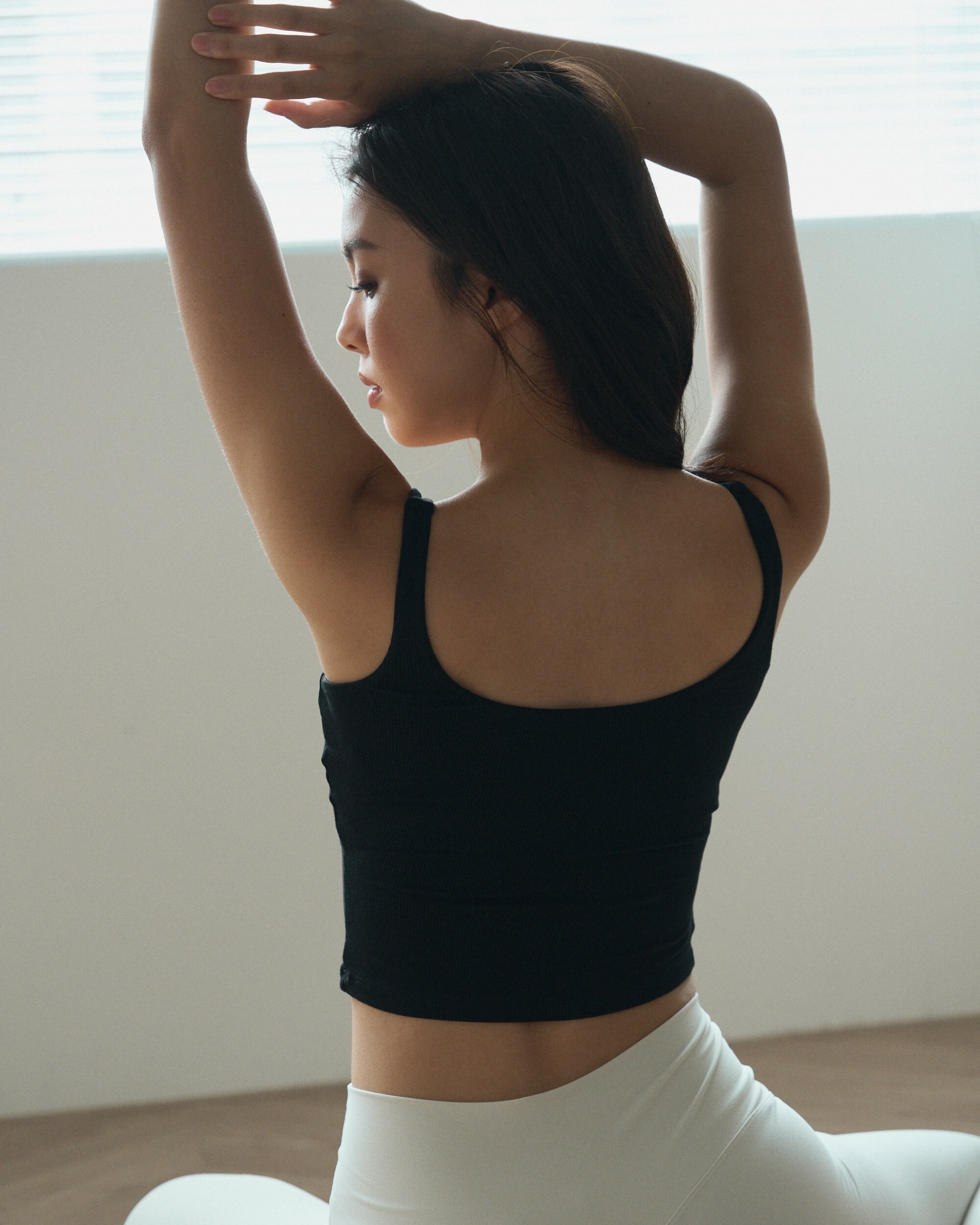 莫代爾羅紋裸感Bra長版背心-黑色