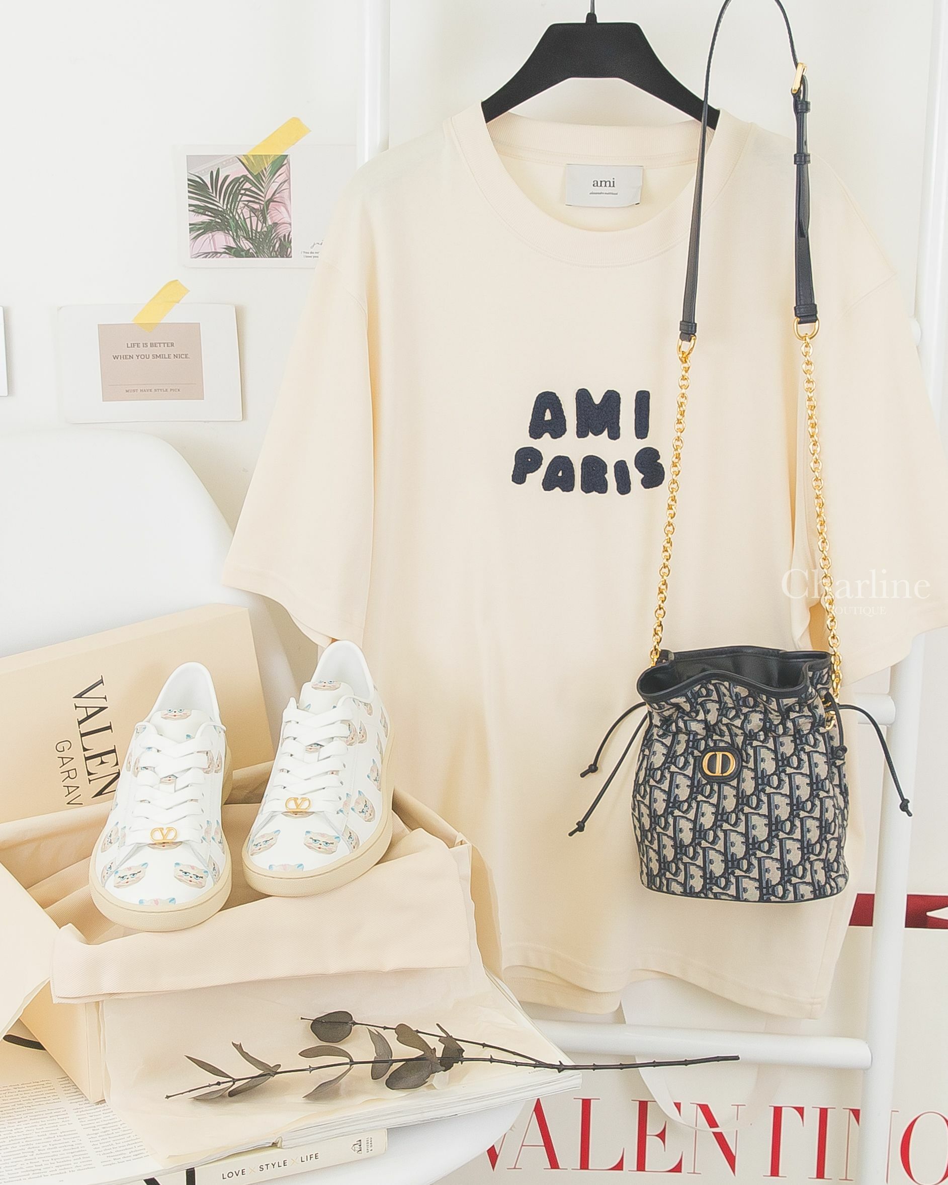 Valentino 白色金色VLogo滿版貓咪小牛皮運動鞋,Ami Paris 奶油白海軍藍編織立體字母短袖棉T,Dior 深藍色復古老花金色CD蒙田金鍊帶帆布小牛皮迷你束口肩背水桶包-Charline Boutique 精品代購