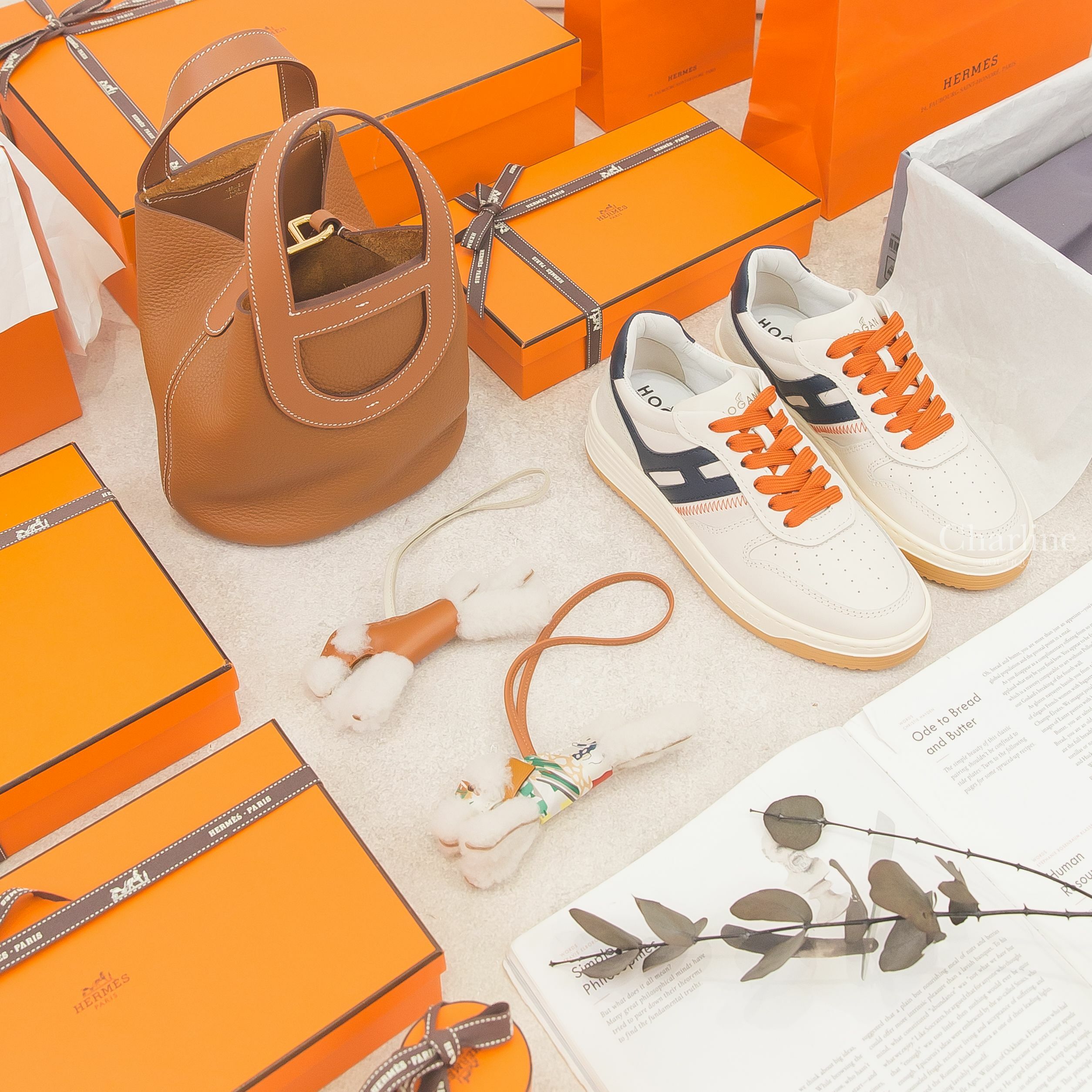Hermès In The Loop 18cm 焦糖色金釦,Hermès Budy 焦糖色/奶昔白羊毛獵狐梗犬吊飾,Hermès Budy 焦糖色羊皮掛繩/彩色真絲衣服羊毛獵狐梗犬吊飾-Charline Boutique 精品代購