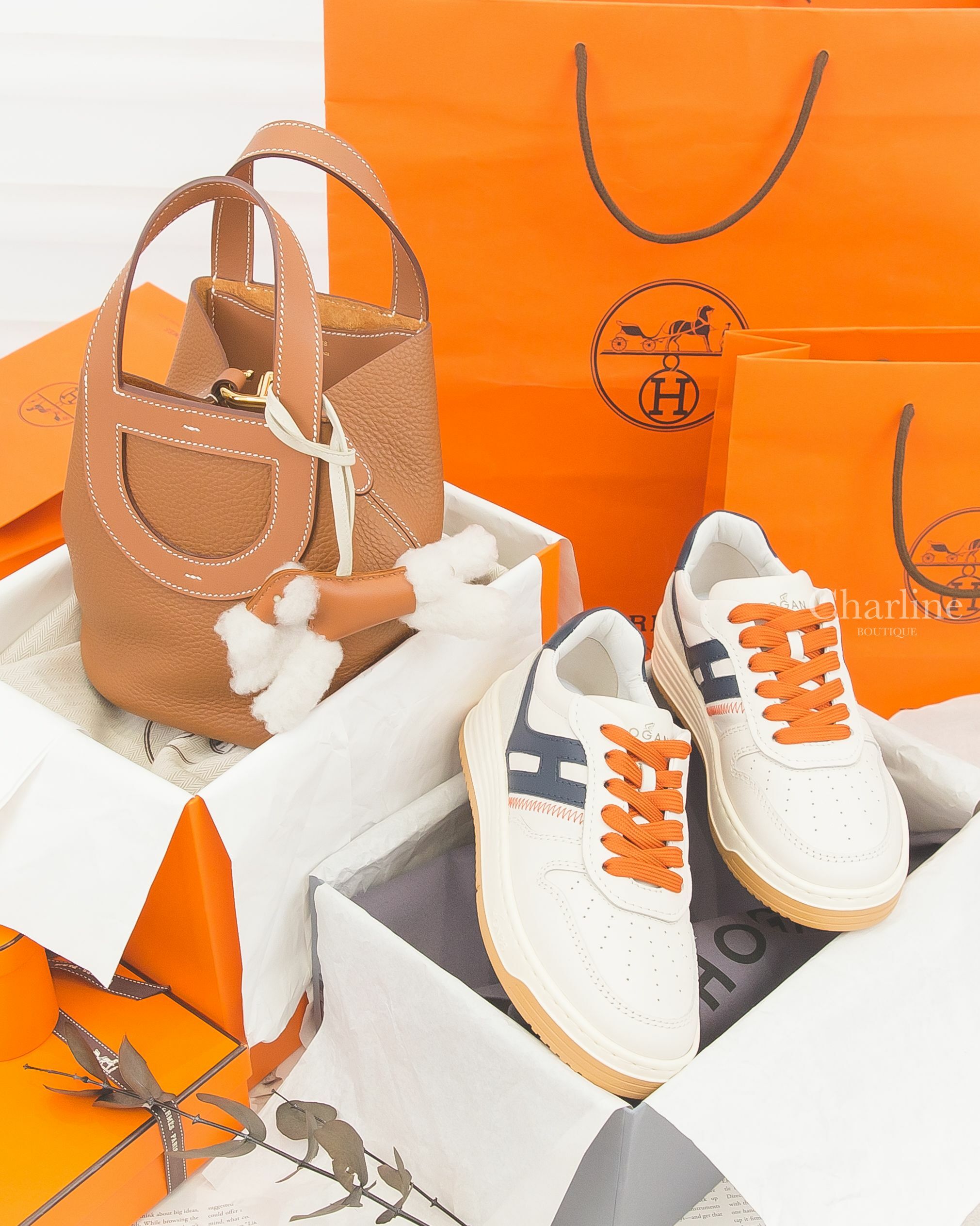 Hermès In The Loop 18cm 37 Gold Taurillon Clemence 焦糖色金釦小型提把水桶包,Hermès Budy Charm 焦糖色/奶昔白羊毛獵狐梗犬吊飾-Charline Boutique 精品代購