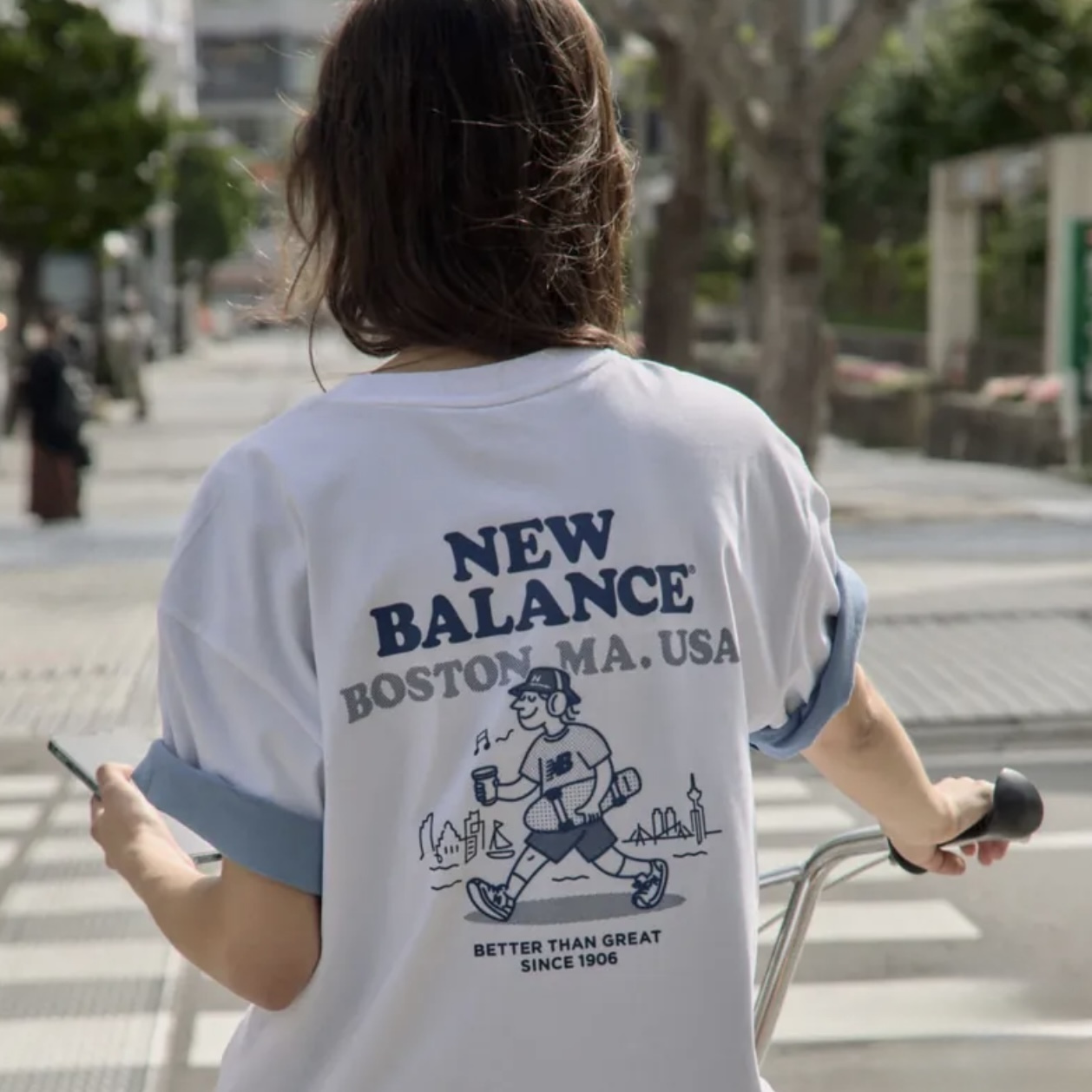 NEW BALANCE NB BOY 夏日城市探索系列 MORNING WORK 短袖 IU同款 早晨走路 滑板 男孩
