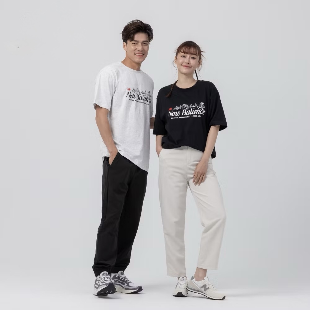 NEW BALANCE NB BOY 夏日城市探索系列 SKYLINE 圖騰 滑板男孩 短袖 短T