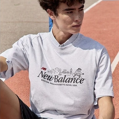 NEW BALANCE NB BOY 夏日城市探索系列 SKYLINE 圖騰 滑板男孩 短袖 短T