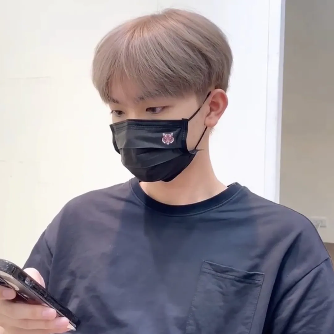 Cat-type style suits hairstyles that slightly cover the eyebrows. / Henry's work