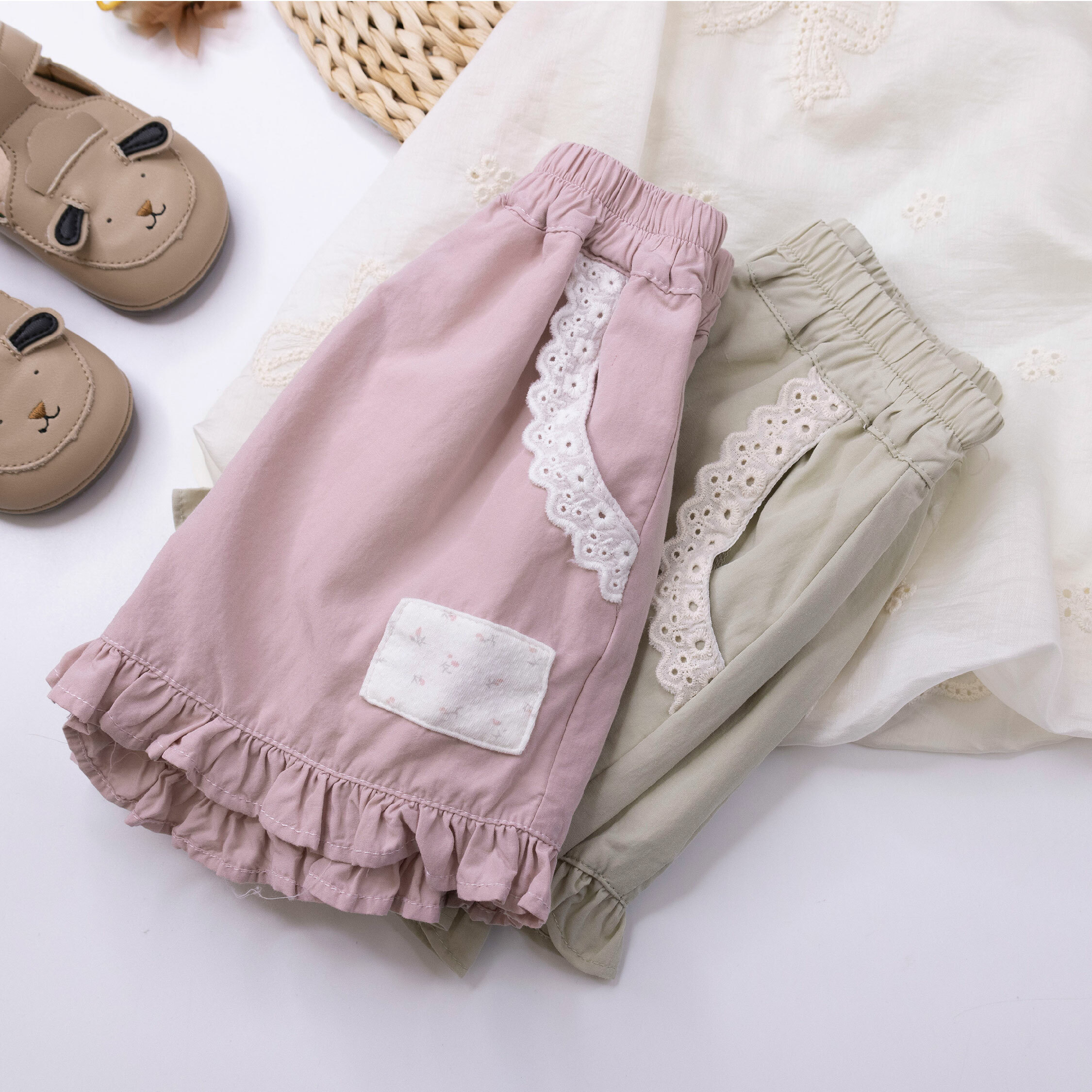 【H50456】氣質緹花荷葉滾邊短褲＊二色