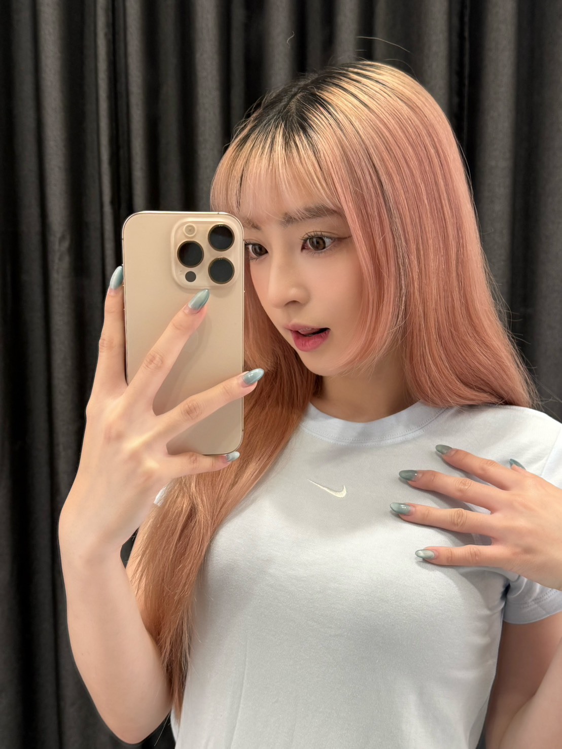 NIKE 刺繡小勾 微短版上衣