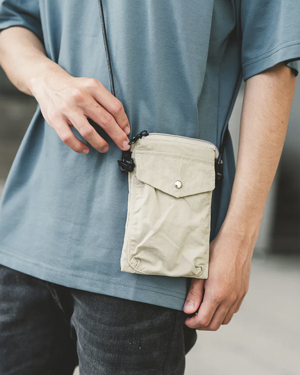 男模背超輕量防潑水尼龍側背小包米色