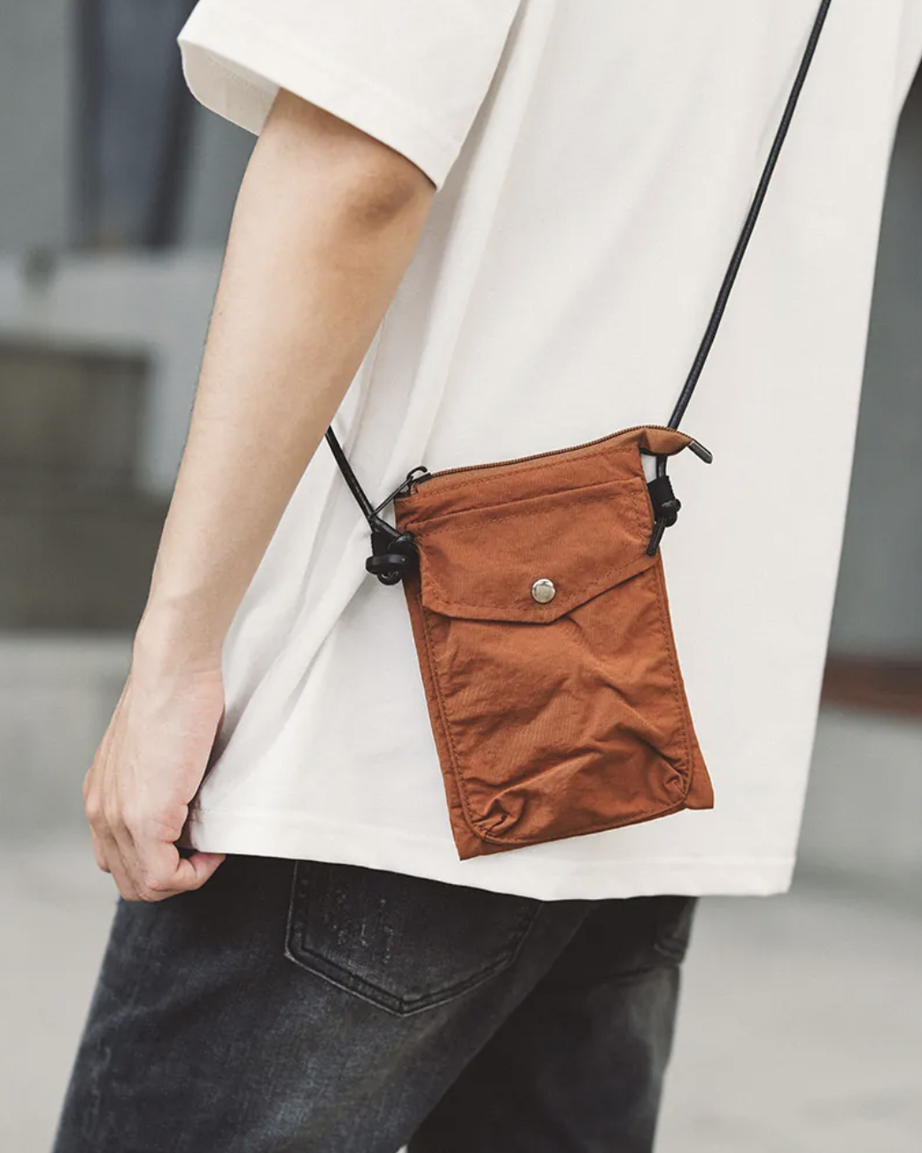 男模背超輕量防潑水尼龍側背小包焦糖細節