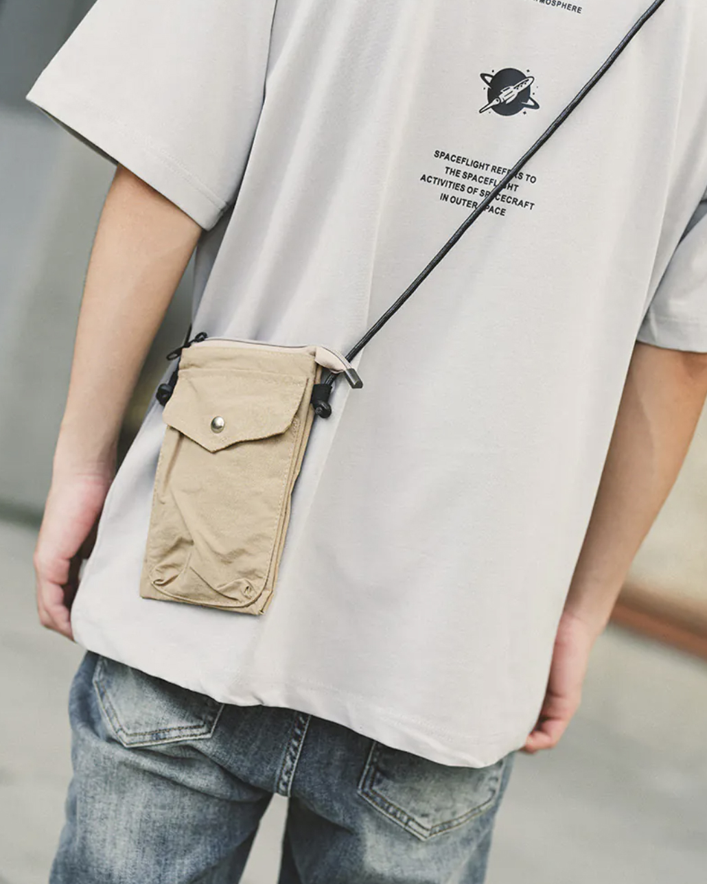 男模背超輕量防潑水尼龍側背小包卡其