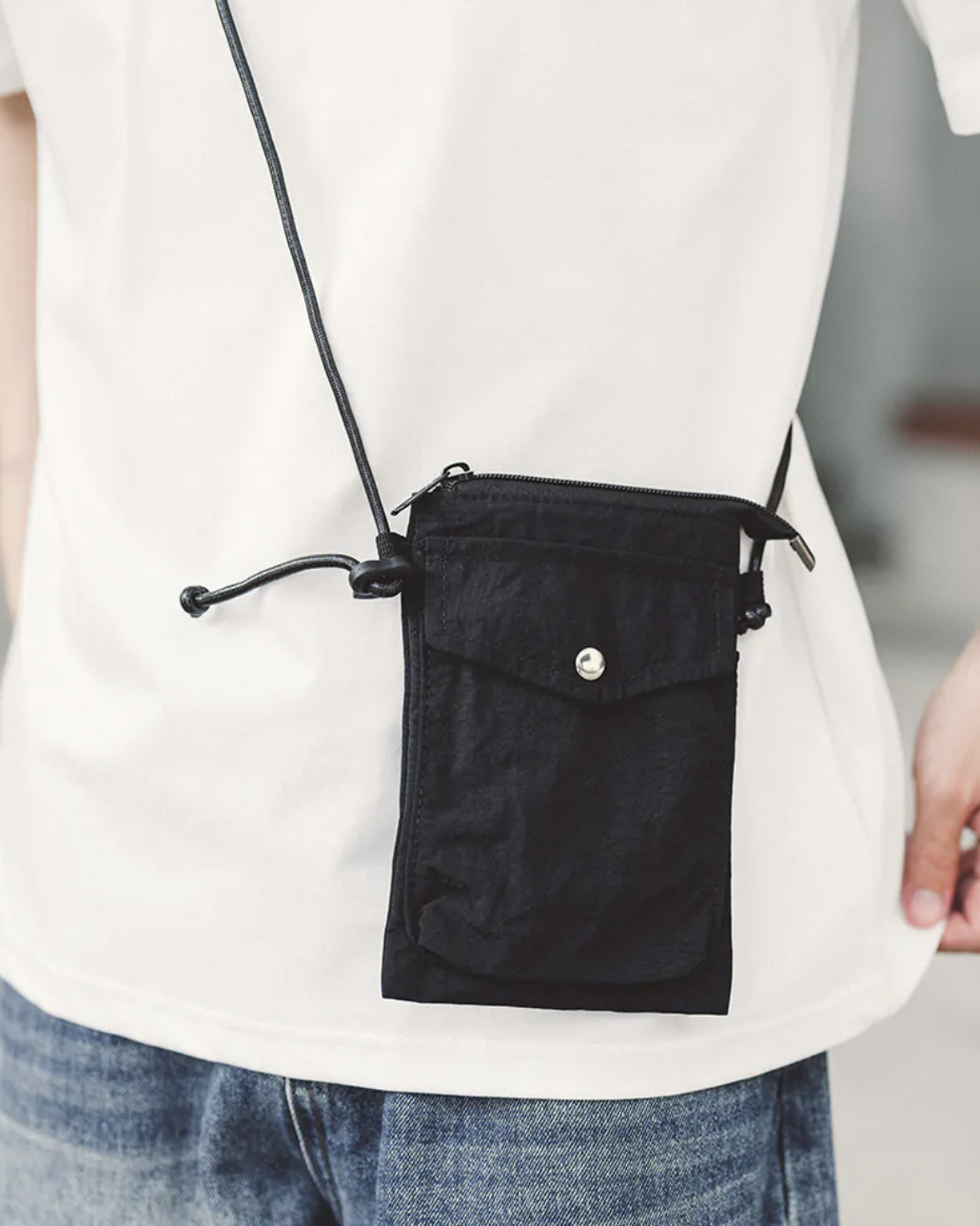 男模背超輕量防潑水尼龍側背小包黑色細節