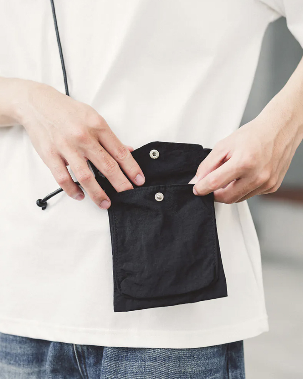 超輕量防潑水尼龍側背小包黑色扣子照